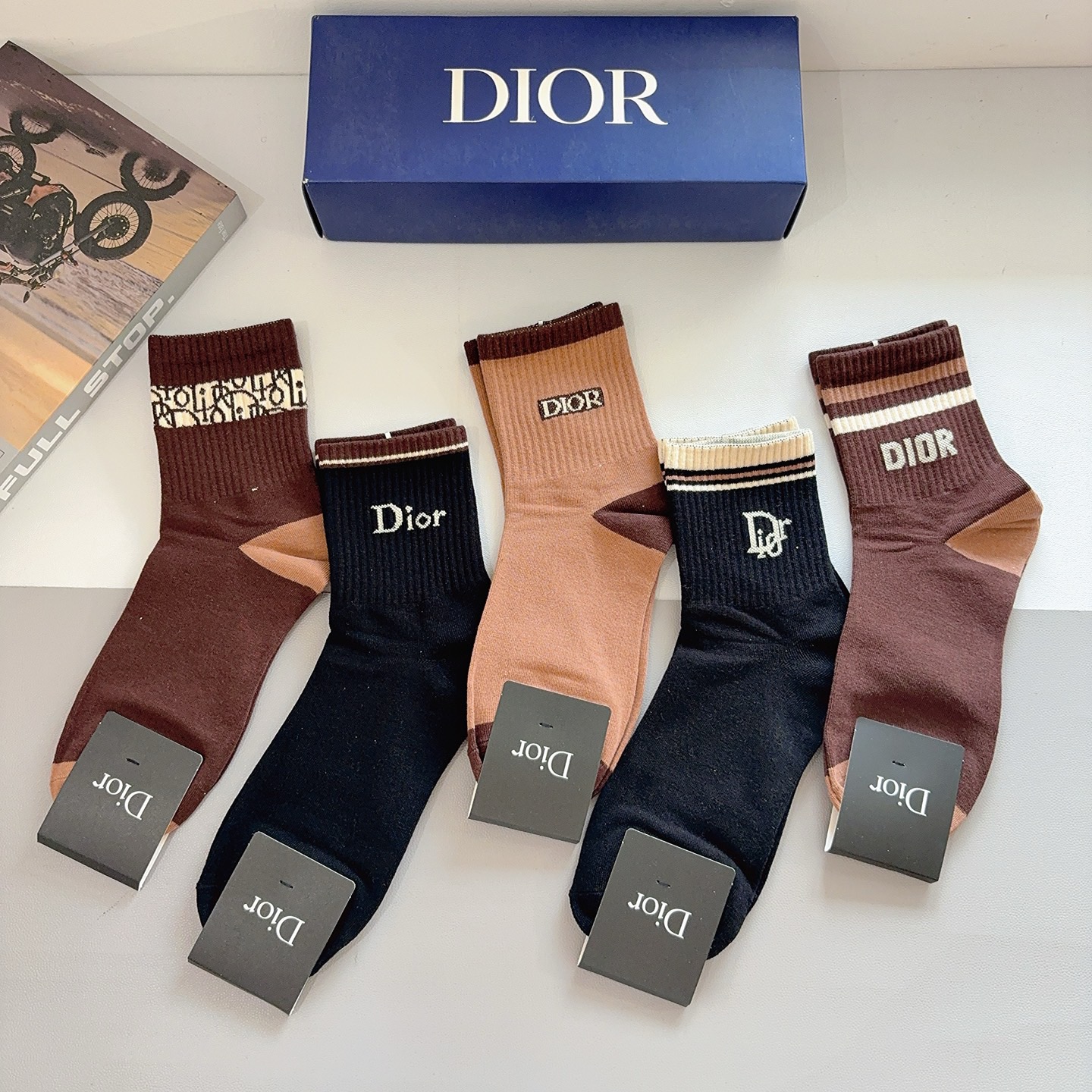 配包装（一盒5双） Dior 迪奥 新款中筒男款袜子，纯棉面料，潮人必备 ，经典个性时尚百搭款，你值得拥