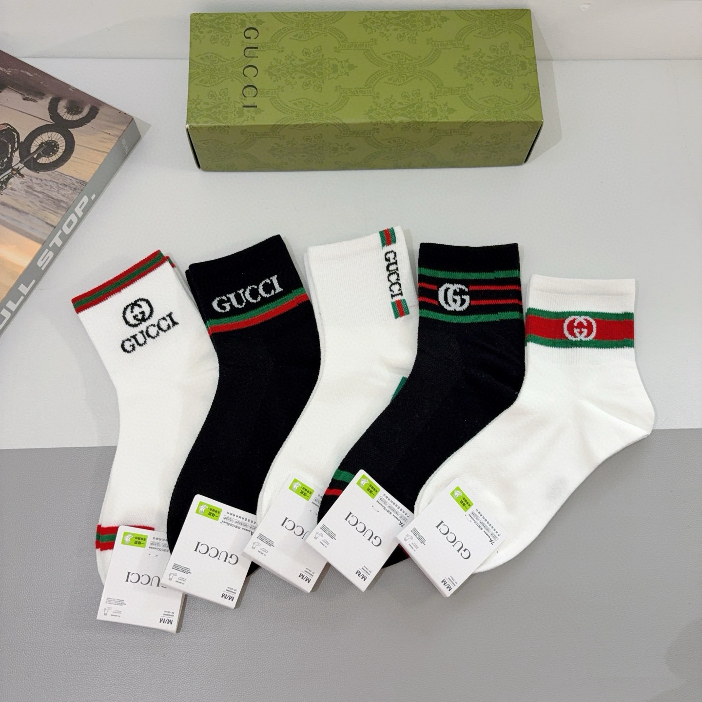 NO:618876,Comes with packaging (5 pairs in a box) GUCCI 2025 new socks!  Pure cotton fabric, popular patterns, mid-calf socks synchronized at the counter, big brands on the street, a must-have for fashionistas, super easy to match!  socks, stockings, socks, gucci, socks19860909配包装（一盒5双） GUCCI 古奇2025新款袜子！纯棉面料,火爆图案,专柜同步中筒袜子,大牌出街,潮人必备超好搭！袜子,丝袜,袜子,gucci,socks,accessory