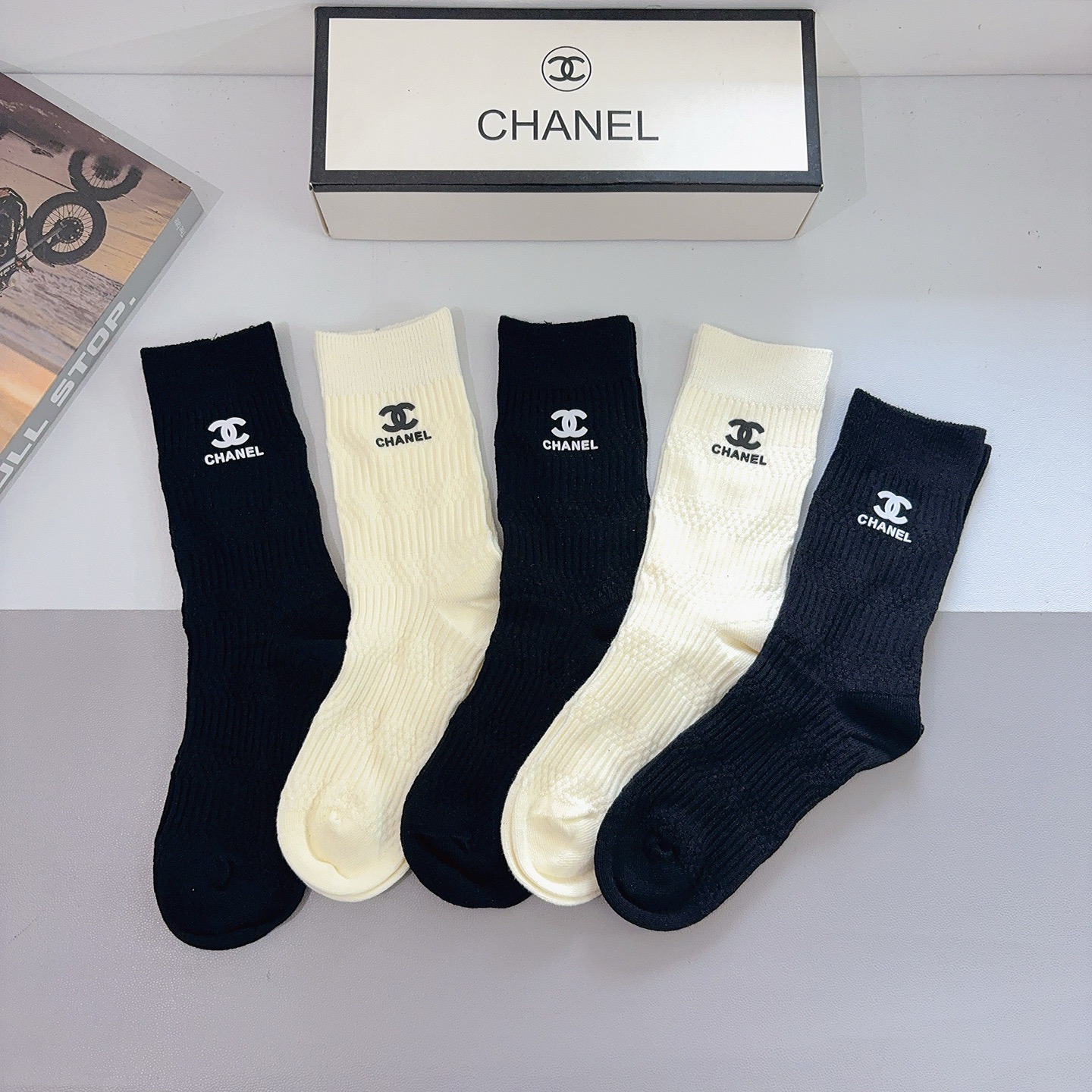 NO:618397,Comes with packaging [5 pairs in a box] CHANEL (Chanel) high-quality super popular Internet celebrity socks double C silicone letter stockings, recommended by ins stars and Internet celebrities, extremely popular pure cotton material, light, soft and breathable, suitable for all seasons, European and American big-name street essentials socks, stockings, socks, chanel, chanel, socks19860909配包装【一盒5双】 CHANEL（香奈儿）高品质超级爆款网红袜子双C硅胶字母长筒袜,ins明星网红推荐火爆至极纯棉材质,轻薄柔软透气,四季通用,欧美大牌街头必备  袜子,丝袜,袜子,chanel,chanel,socks,accessory