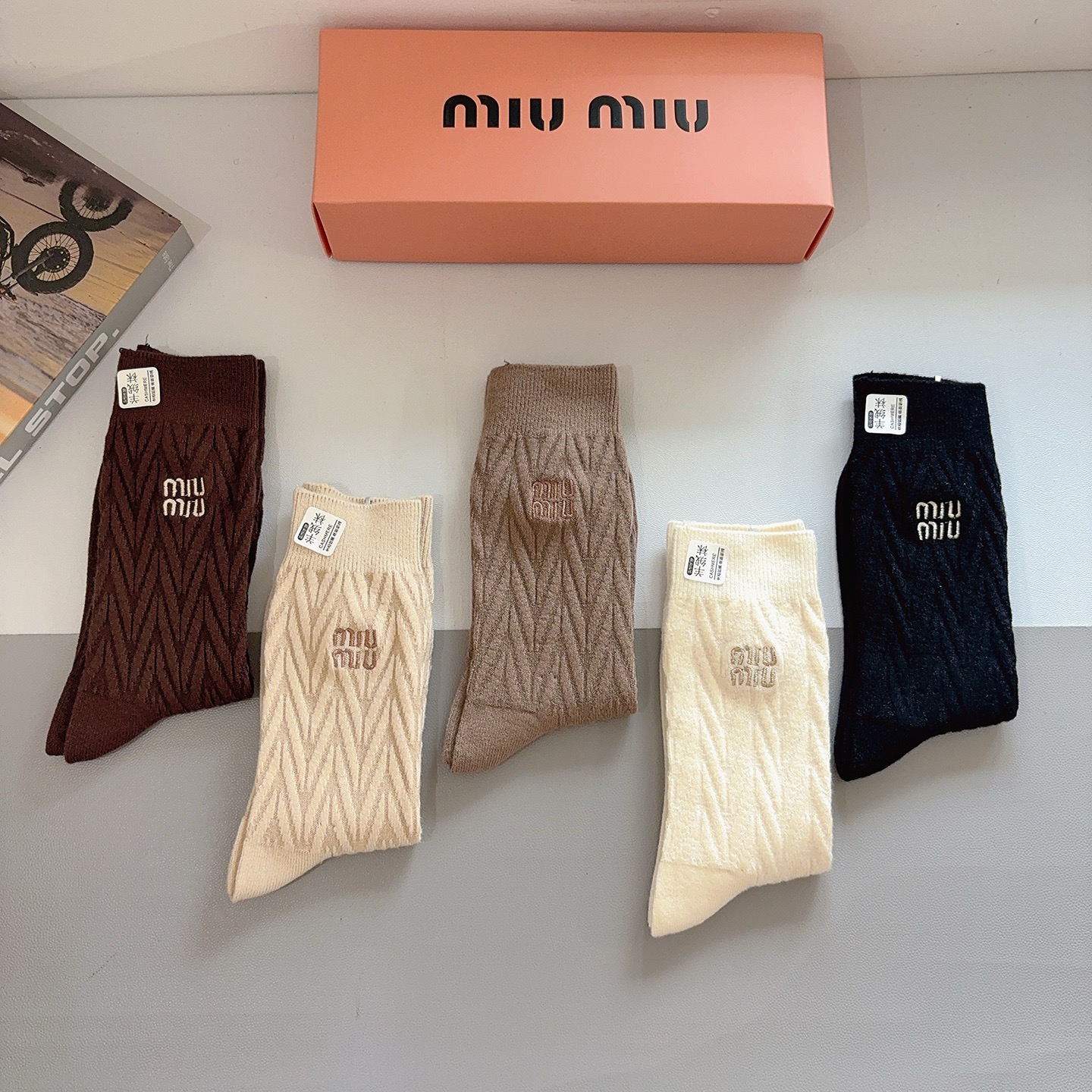 配包装【一盒5双】miumiu （缪缪）高版本刺绣羊绒长筒袜子🔥潮人必不可少的时尚专柜代购长筒袜子 ，超