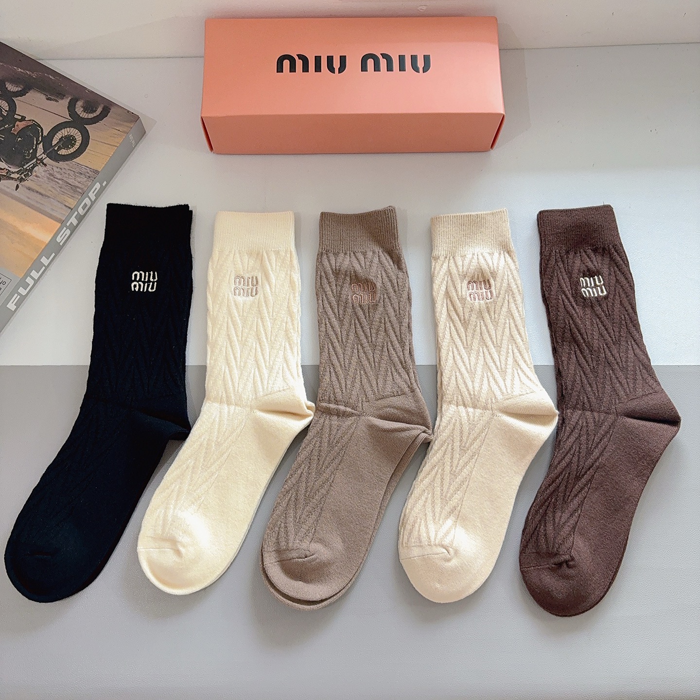 配包装【一盒5双】miumiu （缪缪）高版本刺绣羊绒长筒袜子🔥潮人必不可少的时尚专柜代购长筒袜子 ，超