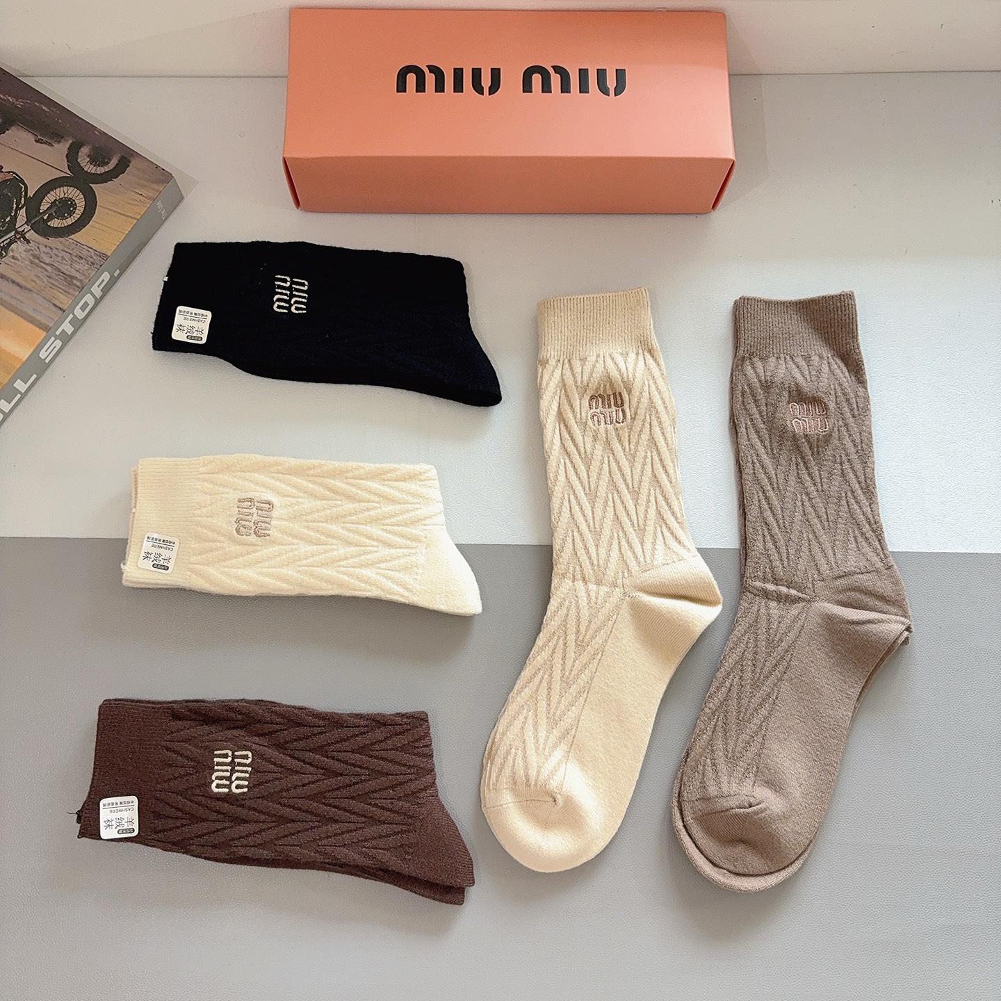 配包装【一盒5双】miumiu （缪缪）高版本刺绣羊绒长筒袜子🔥潮人必不可少的时尚专柜代购长筒袜子 ，超