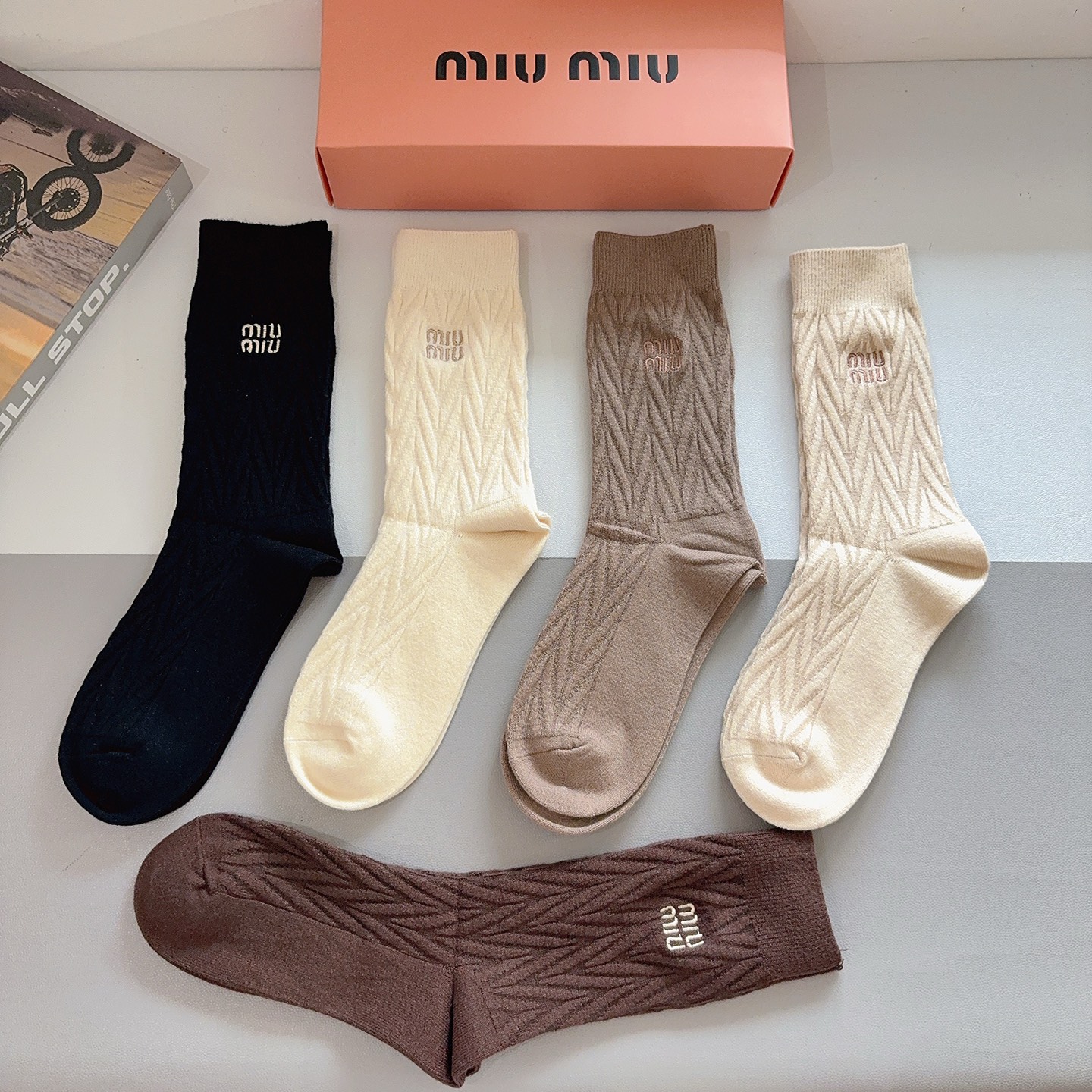 配包装【一盒5双】miumiu （缪缪）高版本刺绣羊绒长筒袜子🔥潮人必不可少的时尚专柜代购长筒袜子 ，超