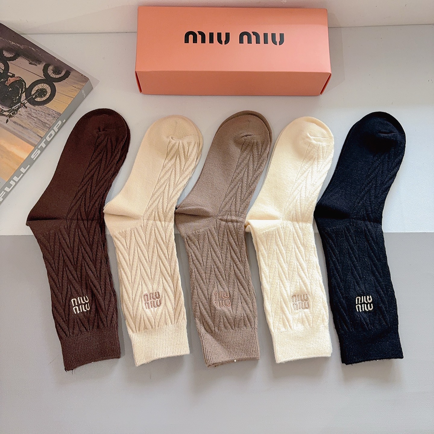 配包装【一盒5双】miumiu （缪缪）高版本刺绣羊绒长筒袜子🔥潮人必不可少的时尚专柜代购长筒袜子 ，超