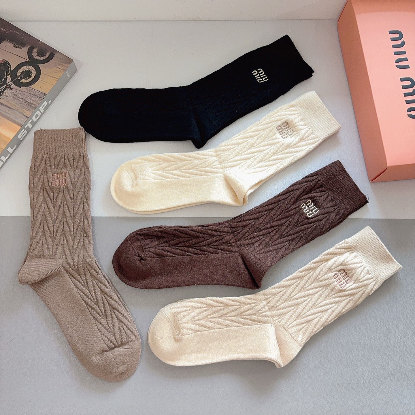 配包装【一盒5双】miumiu （缪缪）高版本刺绣羊绒长筒袜子🔥潮人必不可少的时尚专柜代购长筒袜子 ，超