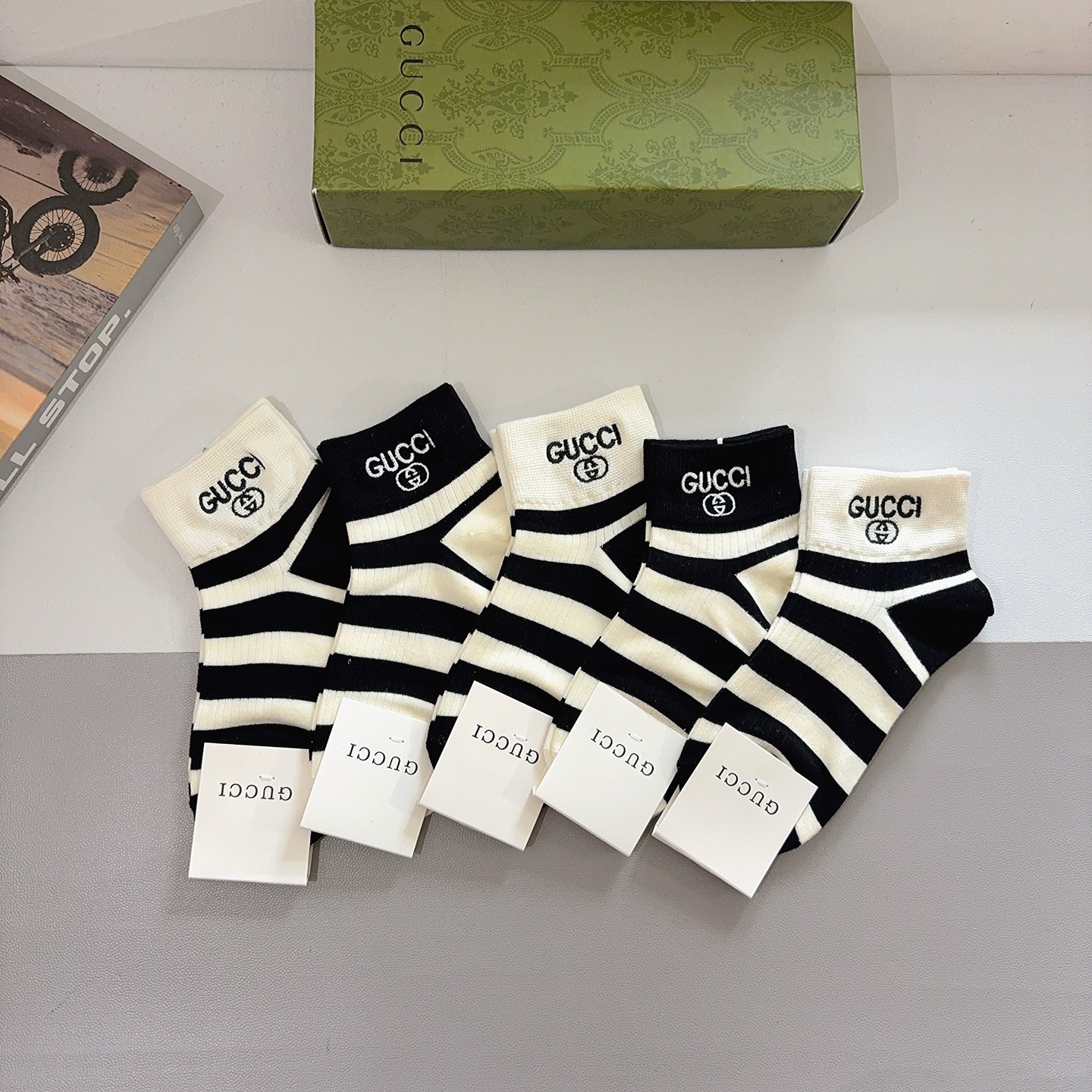 NO:640327,Comes with packaging (5 pairs in a box) Gucci new embroidered cotton socks, classic letter logo boat socks, personalized, fashionable and versatile!  Super soft material, comfortable and breathable, fashionable and versatile socks, stockings, socks, gucci, socks19860909配包装（一盒5双） Gucci 古奇新款刺绣纯棉袜子 经典字母logo船袜,个性时尚百搭款,！超柔软材质,舒适透气,时尚百搭款 袜子,丝袜,袜子,gucci,socks,accessory