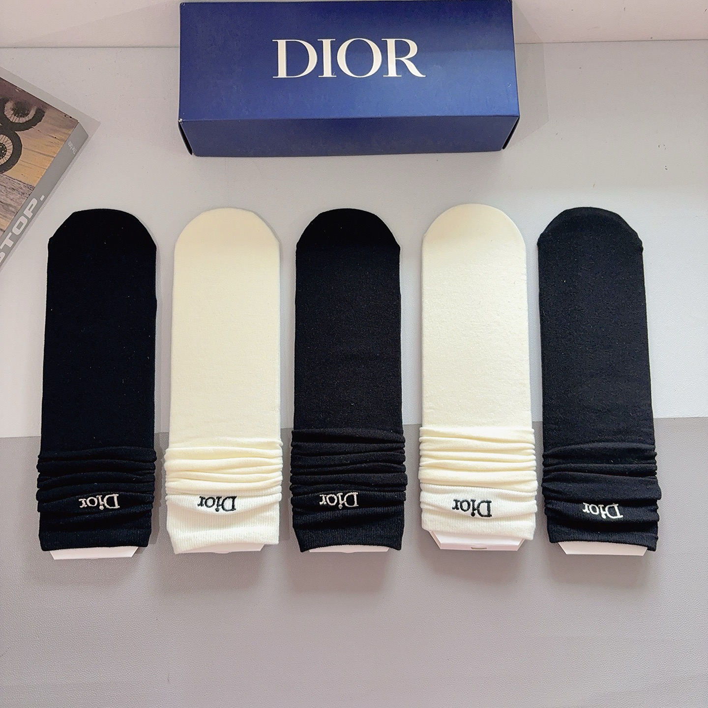 配包装（一盒5双） 🌟Dior 迪奥高版本刺绣小腿直板袜子 纯棉面料，潮人必备 经典长筒袜，个性时尚百搭