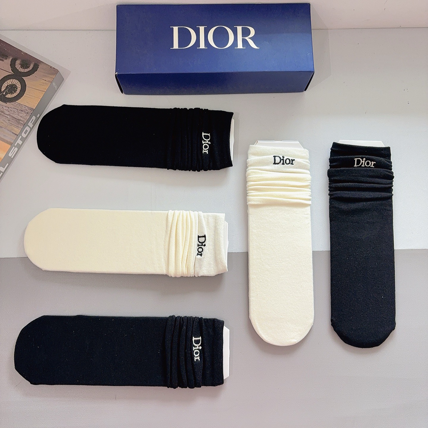 配包装（一盒5双） 🌟Dior 迪奥高版本刺绣小腿直板袜子 纯棉面料，潮人必备 经典长筒袜，个性时尚百搭