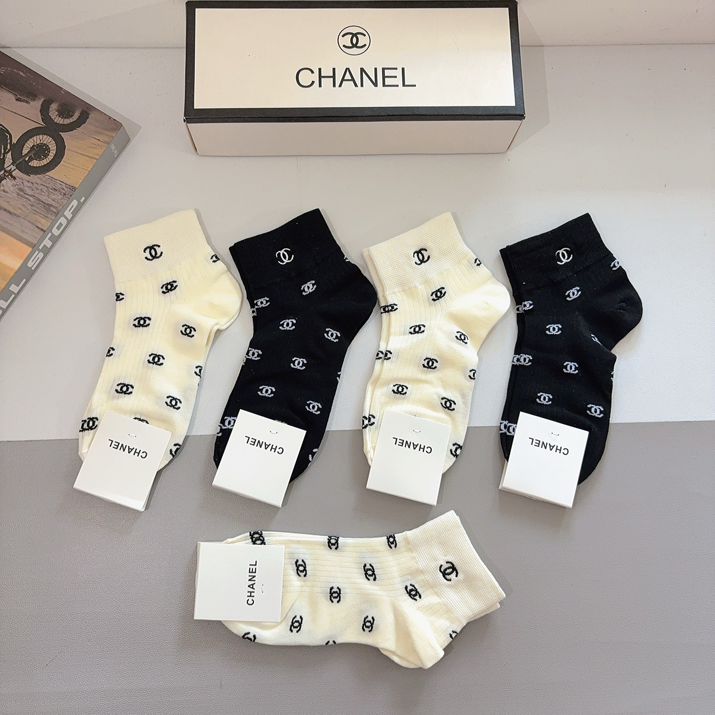 配包装（一盒5双） CHANEL 香奈儿新款刺绣纯棉袜子 经典字母logo船袜，个性时尚百搭款，！超柔软
