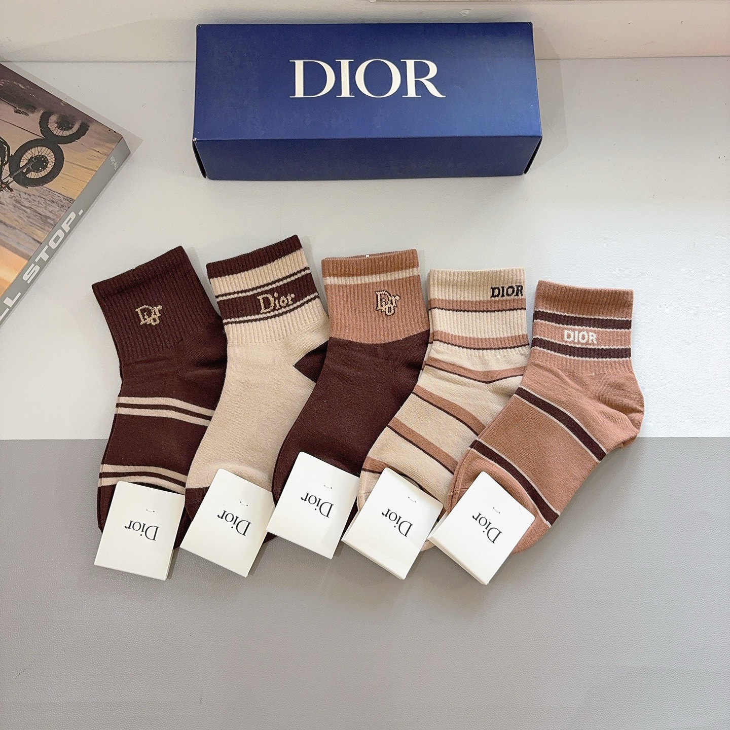 NO:618440,Comes with packaging (5 pairs in a box) Dior’s new letter-knot socks!  Hot style letter counter synchronized mid-calf socks, big brands out on the street, fashionable people must have super matching socks, stockings, socks, dior, dior, socks19860909配包装（一盒5双） Dior 迪奥 新款字母罗口中筒袜子！爆款字母专柜同步中筒袜,大牌出街,潮人必备超好搭袜子,丝袜,袜子,dior,dior,socks,accessory