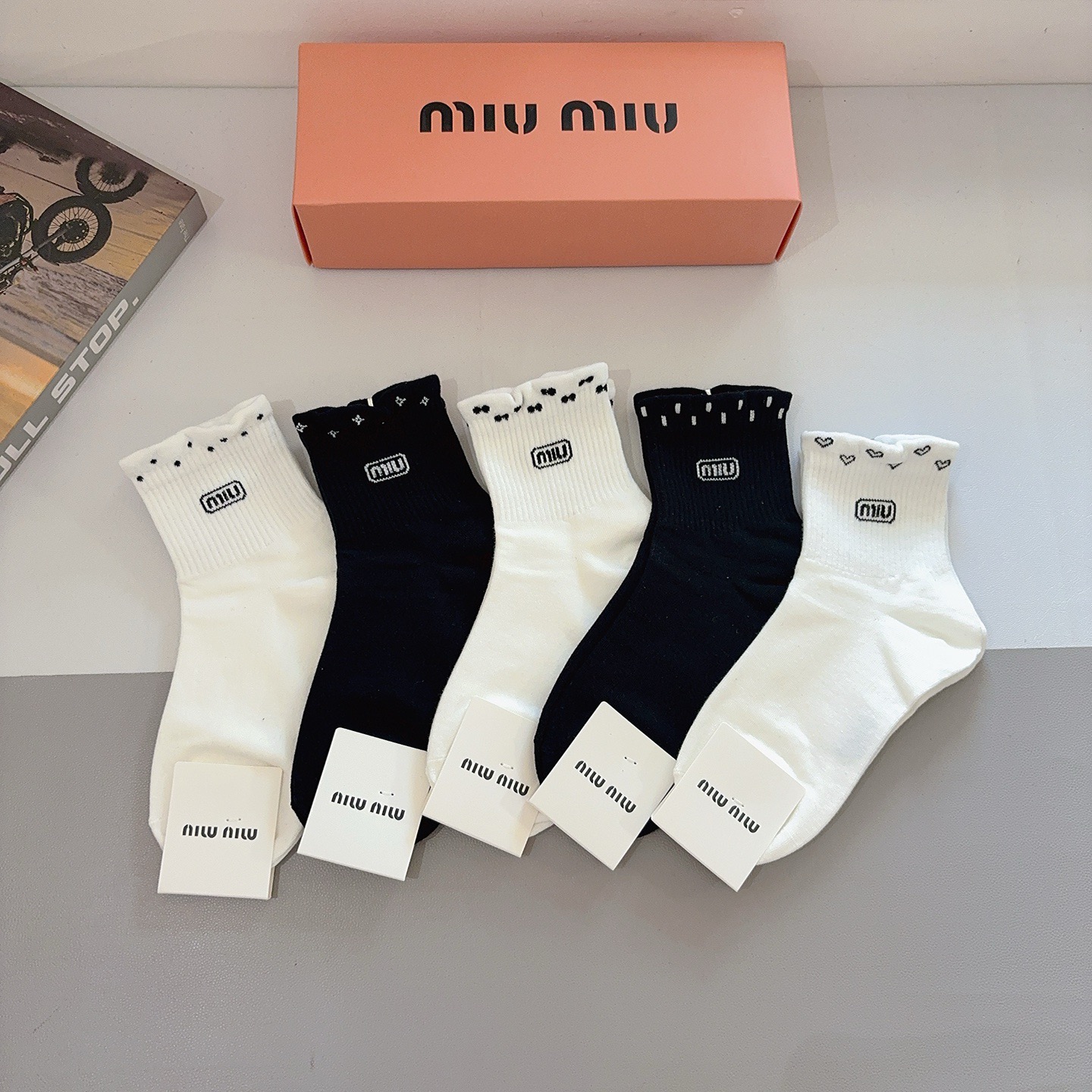 NO:618441,Comes with packaging [5 pairs in a box] miumiu · Miumiu High-quality super popular mid-calf socks recommended by ins stars and internet celebrities. Made of pure cotton, light, soft and breathable, suitable for all seasons, a must-have for the streets of Europe and the United States. Socks, stockings, socks, miumiu, socks19860909配包装【一盒5双】 miumiu · 缪缪 高品质超级爆款网红中筒袜子ins明星网红推荐火爆至极纯棉材质,轻薄柔软透气,四季通用,欧美大牌街头必备  袜子,丝袜,袜子,miumiu,socks,accessory
