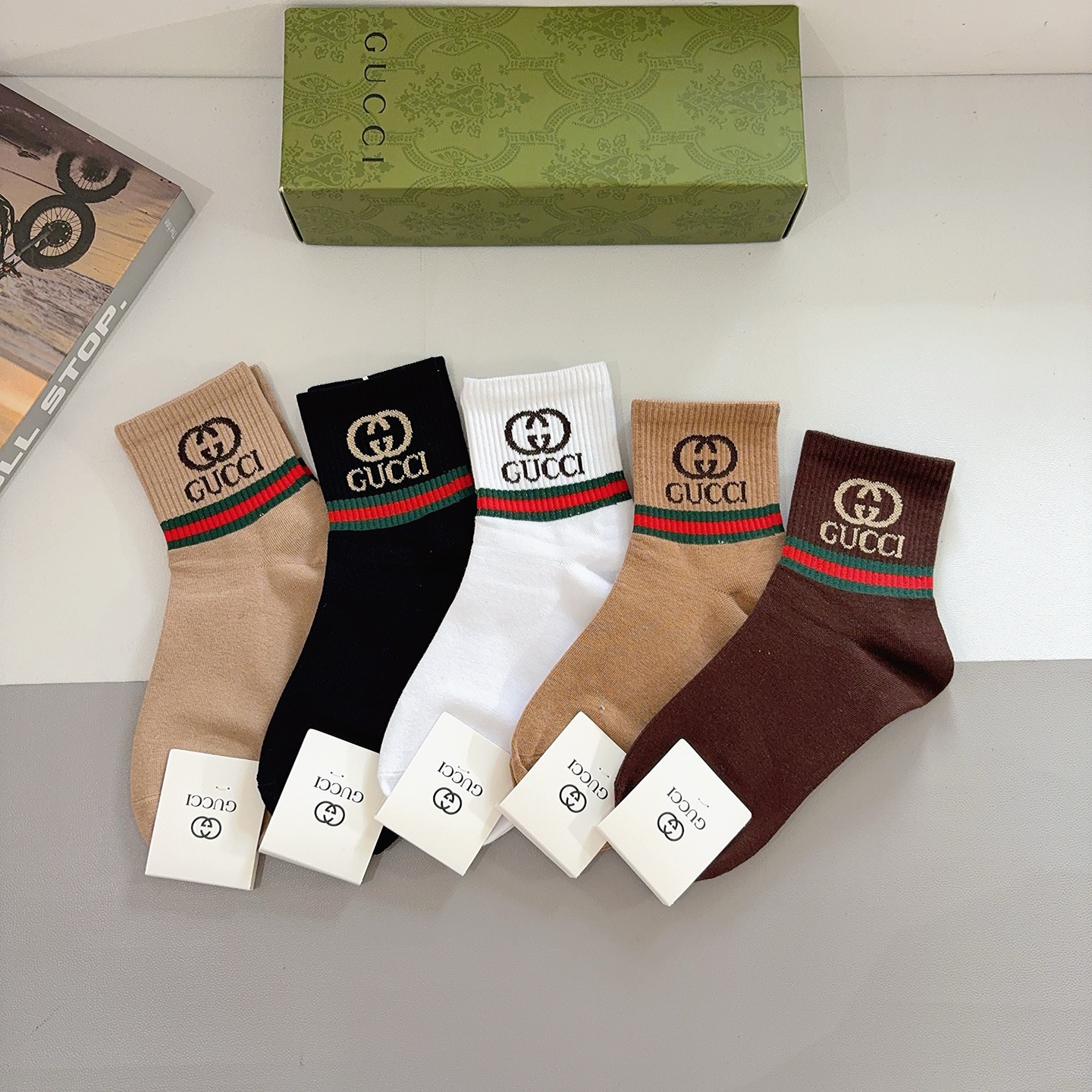 NO:618485,Comes with packaging (5 pairs in a box) Gucci Gucci's new small item mid-calf socks, pure cotton fabric, a must-have for fashionistas, classic double G socks, personalized fashionable and versatile, you deserve it Socks, stockings, socks, gucci, socks19860909配包装（一盒5双） Gucci 古奇 新款小单品中筒袜子,纯棉面料,潮人必备 ,经典双G袜,个性时尚百搭款,你值得拥有哦袜子,丝袜,袜子,gucci,socks,accessory