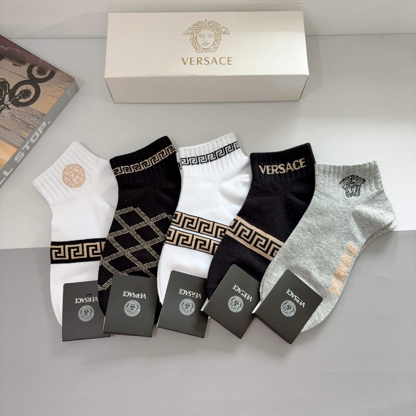 NO:618490,Comes with packaging [five pairs in a box] VERSACE Versace European and American big-name boat socks for men and women, a must-have for fashionistas. The quality is super high-end and fashionable!  socks, stockings, socks,versace,versace,socks19860909配包装【一盒五双】 VERSACE范思哲 欧美大牌船袜男女款潮人必不能少的专柜代购品质 搭配起来超高逼格 时髦度爆表啊！袜子,丝袜,袜子,versace,versace,socks,accessory