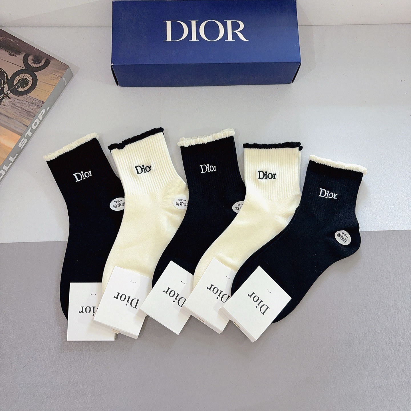 NO:618505,Comes with packaging (5 pairs in a box) Dior’s new letter-embroidered mid-calf socks!  Classic letter counter synchronous socks, super soft material, big-name streetwear, fashionable people must-have super easy-to-match socks, stockings, socks, dior, dior, socks19860909配包装（一盒5双） Dior 迪奥新款字母刺绣中筒袜子！经典字母专柜同步袜子,超柔软材质大牌出街,潮人必备超好搭袜子,丝袜,袜子,dior,dior,socks,accessory