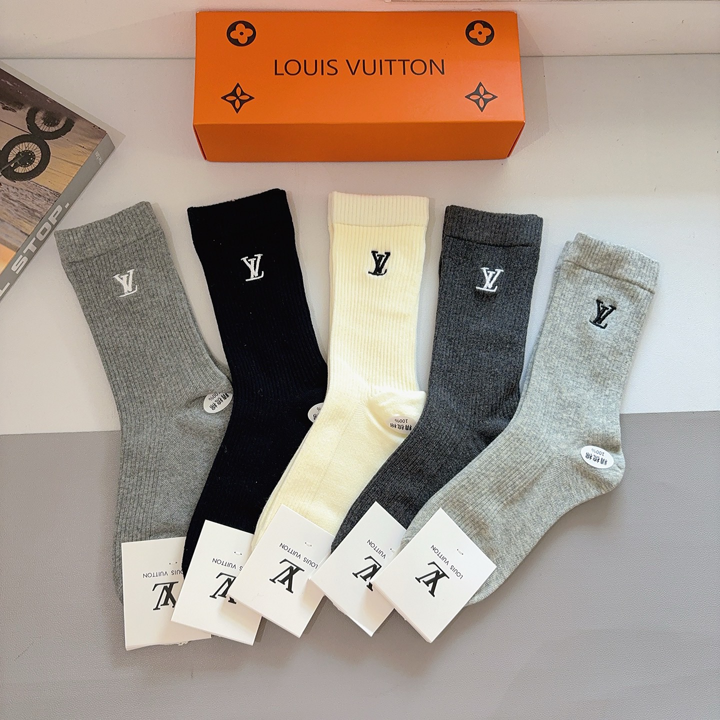 NO:618513,Comes with packaging (5 pairs in a box) LV Louis Vuitton's new embroidered long socks, combed cotton fabric, super soft material, comfortable and breathable, fashionable and versatile socks, stockings, socks, louis vuitton, louis vuitton, socks19860909配包装（一盒5双）  LV 路易威登 新款刺绣长筒袜子 精梳棉面料,超柔软材质,舒适透气,时尚百搭款 袜子,丝袜,袜子,louis vuitton,louis vuitton,socks,accessory