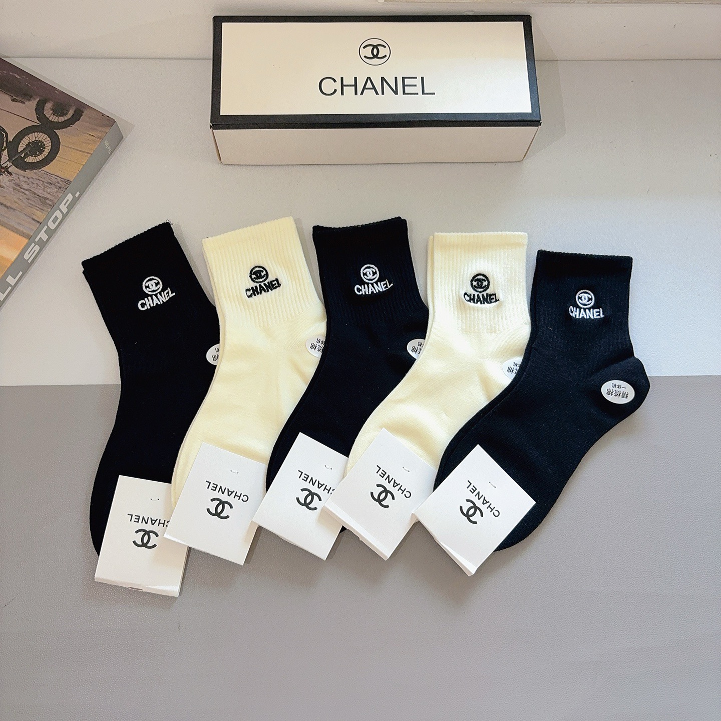 NO:618471,Comes with packaging (5 pairs in a box) CHANEL Chanel's new mid-length embroidered pure cotton fabric, counter-synchronized socks, big-name streetwear, a must-have for fashionistas, super easy to match!  socks, stockings, socks, chanel, chanel, socks19860909配包装（一盒5双） CHANEL 香奈儿 新款中筒刺绣纯棉面料,专柜同步 袜子,大牌出街,潮人必备超好搭配！袜子,丝袜,袜子,chanel,chanel,socks,accessory