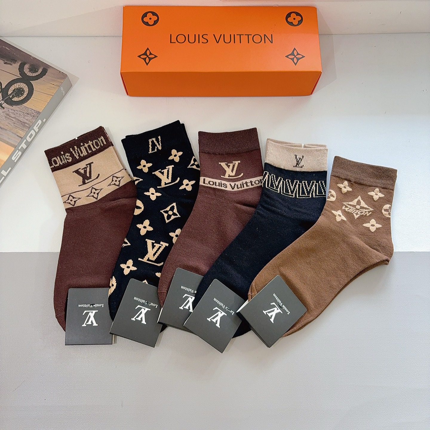 NO:618491,Comes with packaging (5 pairs in a box) LV Louis Vuitton super popular men's mid-calf socks, pure cotton fabric, a must-have for fashionistas, personalized, fashionable and versatile!  You deserve it! Super soft material, comfortable and breathable!  socks, stockings, socks, louis vuitton, louis vuitton, socks19860909配包装（一盒5双） LV 路易威登 超火爆男款中筒袜子、纯棉面料,潮人必备款,个性时尚百搭款,！你值得拥有哦超柔软材质,舒适透气！袜子,丝袜,袜子,louis vuitton,louis vuitton,socks,accessory