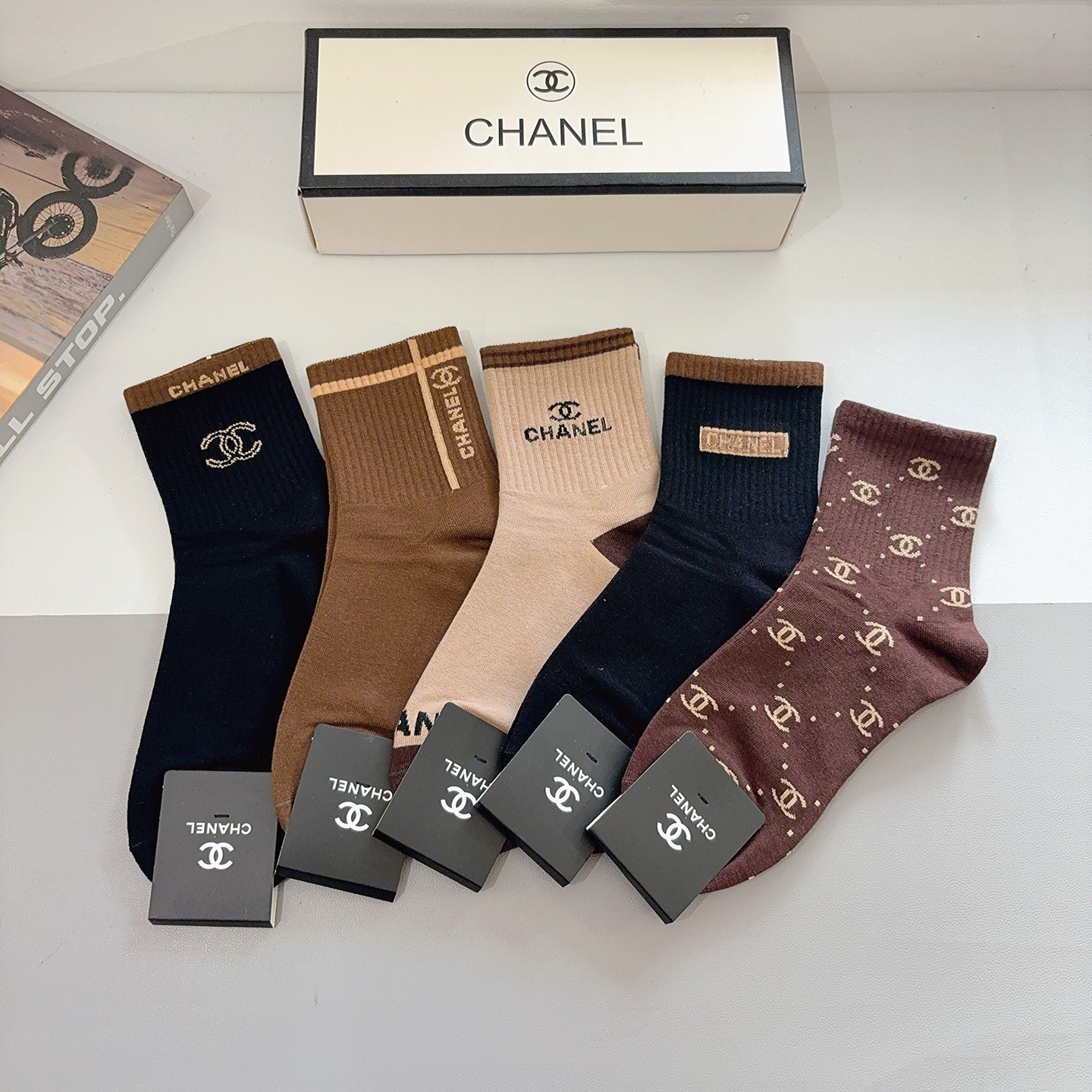 NO:618496,Comes with packaging (5 pairs in a box) CHANEL Chanel super popular men's mid-calf socks, pure cotton fabric, a must-have for fashionistas, personalized, fashionable and versatile!  You deserve it! Super soft material, comfortable and breathable!  socks, stockings, socks, chanel, chanel, socks19860909配包装（一盒5双） CHANEL 香奈儿 超火爆男款中筒袜子、纯棉面料,潮人必备款,个性时尚百搭款,！你值得拥有哦超柔软材质,舒适透气！袜子,丝袜,袜子,chanel,chanel,socks,accessory