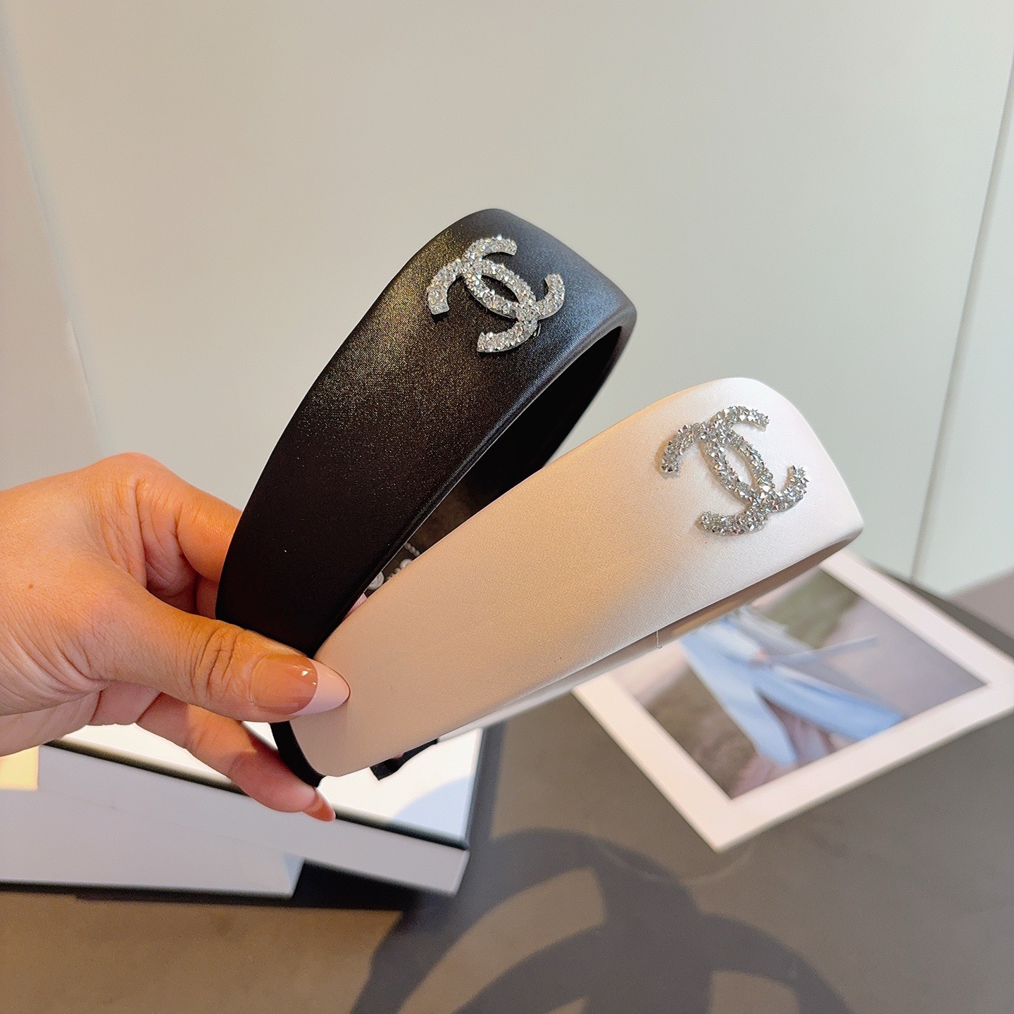 NO:619057,Comes with packaging CHANEL (Chanel) new satin wide-brimmed headband, retro headband, recommended by Internet celebrities. With high-end materials, super exquisite, fashionable and versatile. Hairpins, hairpins, chanel, chanel, hairpins19860909配包装 CHANEL（香奈儿）新款缎面宽边发箍,复古头箍,网红爆款推荐 搭配高端材质,超精致,时尚百搭.发夹,发夹,chanel,chanel,hairpins,accessory