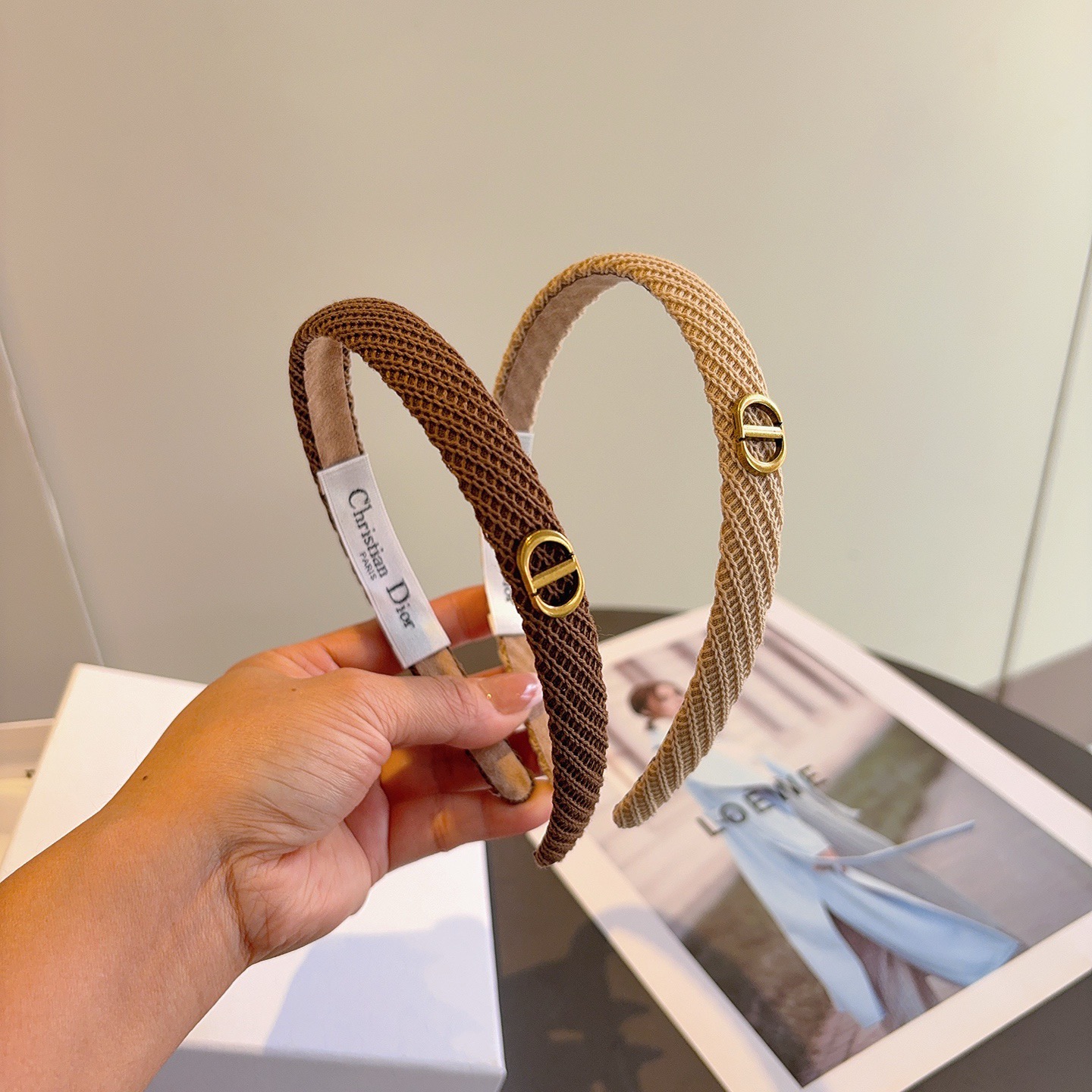 NO:619013,Comes with packaged Dior (Dior) knitted wool new product small fresh letter headband, comfortable and stress-free to wear, a must-have for styling!  Fashionable and versatile hair accessories for going out!  hairpins,hairpins,dior,dior,hairpins19860909配包装 Dior（迪奥）针织毛线新品小清新字母发箍,佩戴舒适无压力,造型搭配必备！时尚外出百搭款发饰！发夹,发夹,dior,dior,hairpins,accessory