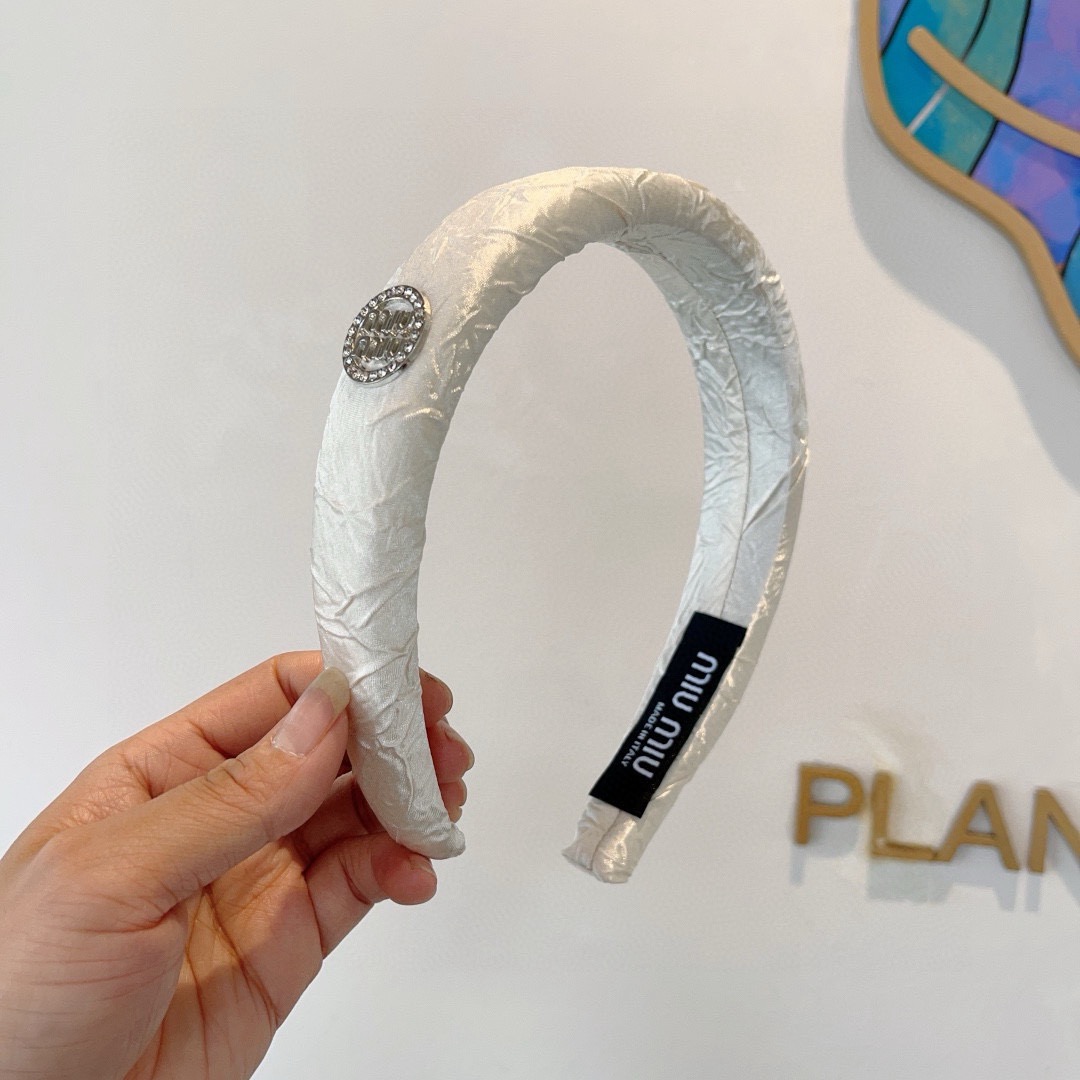 NO:619024,Comes with packaging miumiu Miu Miu's new high-end textured sponge headband and metal letter headband!  Specially made fabrics are simple and stylish, classic and versatile, girly style hair accessories, hairpins, hairpins, miumiu, hairpins19860909配包装 miumiu 缪缪 新款高级感肌理纹海绵发箍,金属字母头箍！特制面料简约洋气显质感、经典百搭少女风发饰发夹,发夹,miumiu,hairpins,accessory