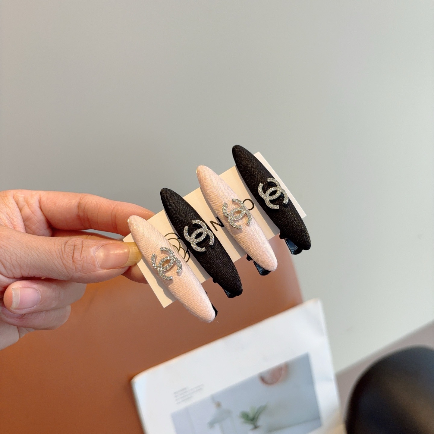 NO:618888,Comes with packaging (one pair) CHANEL (Chanel) high-end new hairpin BB clip, classic letter logo side clip bangs clip hair accessories, high-end Japanese and Korean fantasy girl's simple and versatile style!  hairpins,hairpins,chanel,chanel,hairpins19860909配包装（一对） CHANEL（香奈儿） 高端新款发夹BB夹、经典字母logo边夹刘海夹发饰, 高级感日韩幻彩少女简约百搭款！发夹,发夹,chanel,chanel,hairpins,accessory