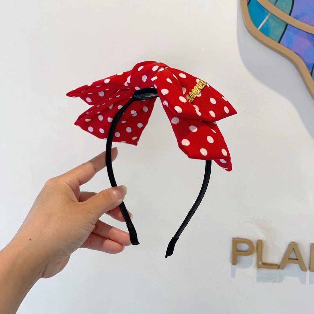 NO:619041,Comes with packaging CHANEL (Chanel) new small fragrance polka-dot bow exquisite headband, retro headband, recommended by Internet celebrities. With high-end materials, super exquisite, fashionable and versatile. Hairpins, hairpins, chanel, chanel, hairpins19860909配包装 CHANEL（香奈儿）新款小香风波点蝴蝶结精致发箍,复古头箍,网红爆款推荐 搭配高端材质,超精致,时尚百搭.发夹,发夹,chanel,chanel,hairpins,accessory