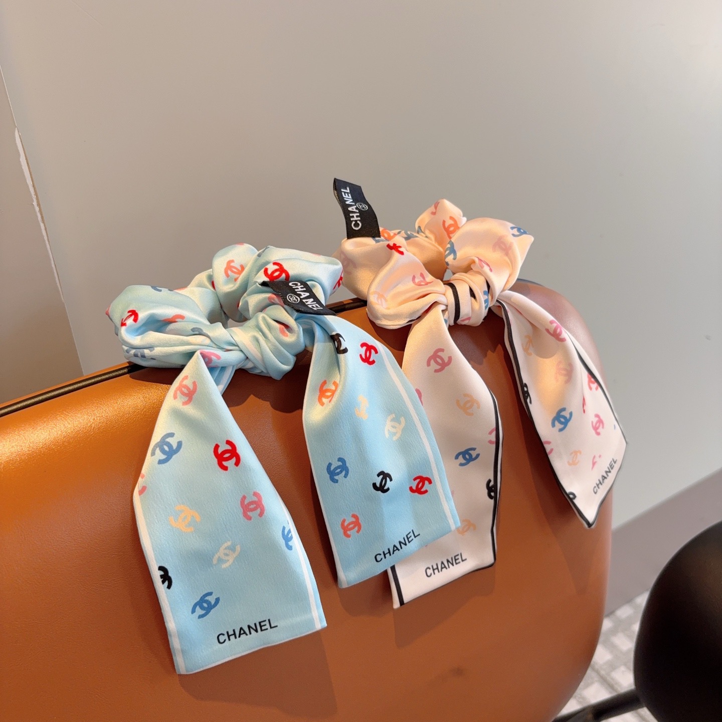 NO:619047,With packaging CHANEL (Chanel) letter streamer ponytail hair tie butterfly colon ring, high-end Korean style rubber band, classic flower design, high-end atmosphere, celebrity style, hairpins, hairpins, chanel, chanel, hairpins19860909配包装 CHANEL（香奈儿）字母飘带马尾发圈 蝴蝶结肠圈,高档韩版皮筋,经典花型设计, 高端大气,名媛范儿,发夹,发夹,chanel,chanel,hairpins,accessory