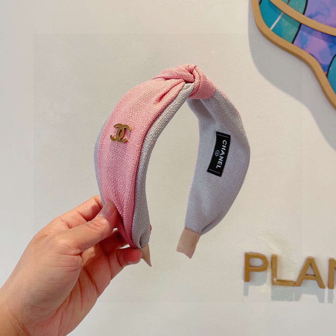 NO:618940,Comes with packaging CHANEL (Chanel) latest small fragrant wide-brimmed headband, retro headband, recommended by Internet celebrities. With high-end materials, super exquisite, fashionable and versatile. Hairpins, hairpins, chanel, chanel, hairpins19860909配包装 CHANEL（香奈儿）最新款小香宽边发箍,复古头箍,网红爆款推荐 搭配高端材质,超精致,时尚百搭.发夹,发夹,chanel,chanel,hairpins,accessory