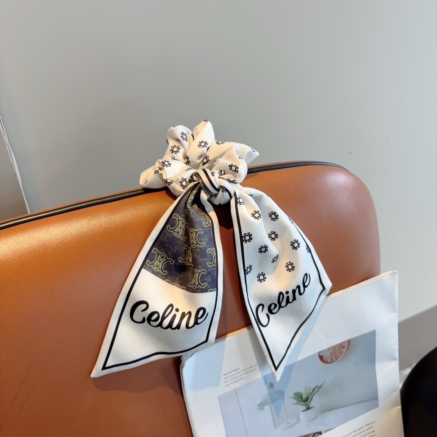 NO:618946,With packaging CELINE (Celine) letter streamer ponytail hair tie butterfly colon ring, high-end Korean style rubber band, classic flower design, high-end atmosphere, celebrity style, hairpins, hairpins, celine, celine, hairpins19860909配包装 CELINE（赛琳）字母飘带马尾发圈 蝴蝶结肠圈,高档韩版皮筋,经典花型设计, 高端大气,名媛范儿,发夹,发夹,celine,celine,hairpins,accessory