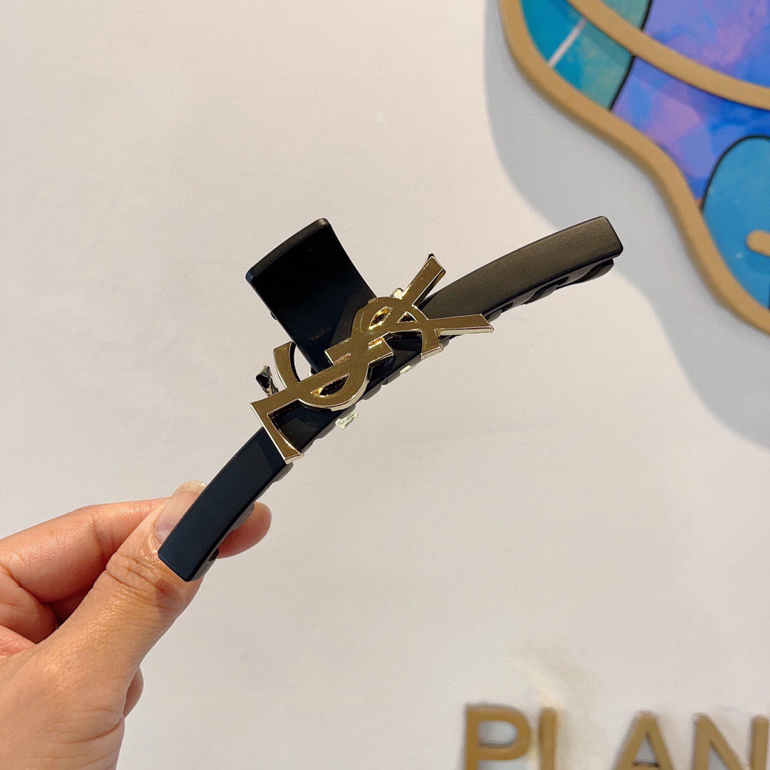 NO:618892,Comes with packaging Yves Saint Laurent's new counter duckbill gripper, original item, simple and versatile, a must-have for fashionable women, super classy!  hairpins,hairpins,saint laurent,hairpins19860909配包装 圣罗兰 新款专柜鸭嘴抓夹,原单货,简约百搭,潮女必备品,超级的高大上！发夹,发夹,saint laurent,hairpins,accessory