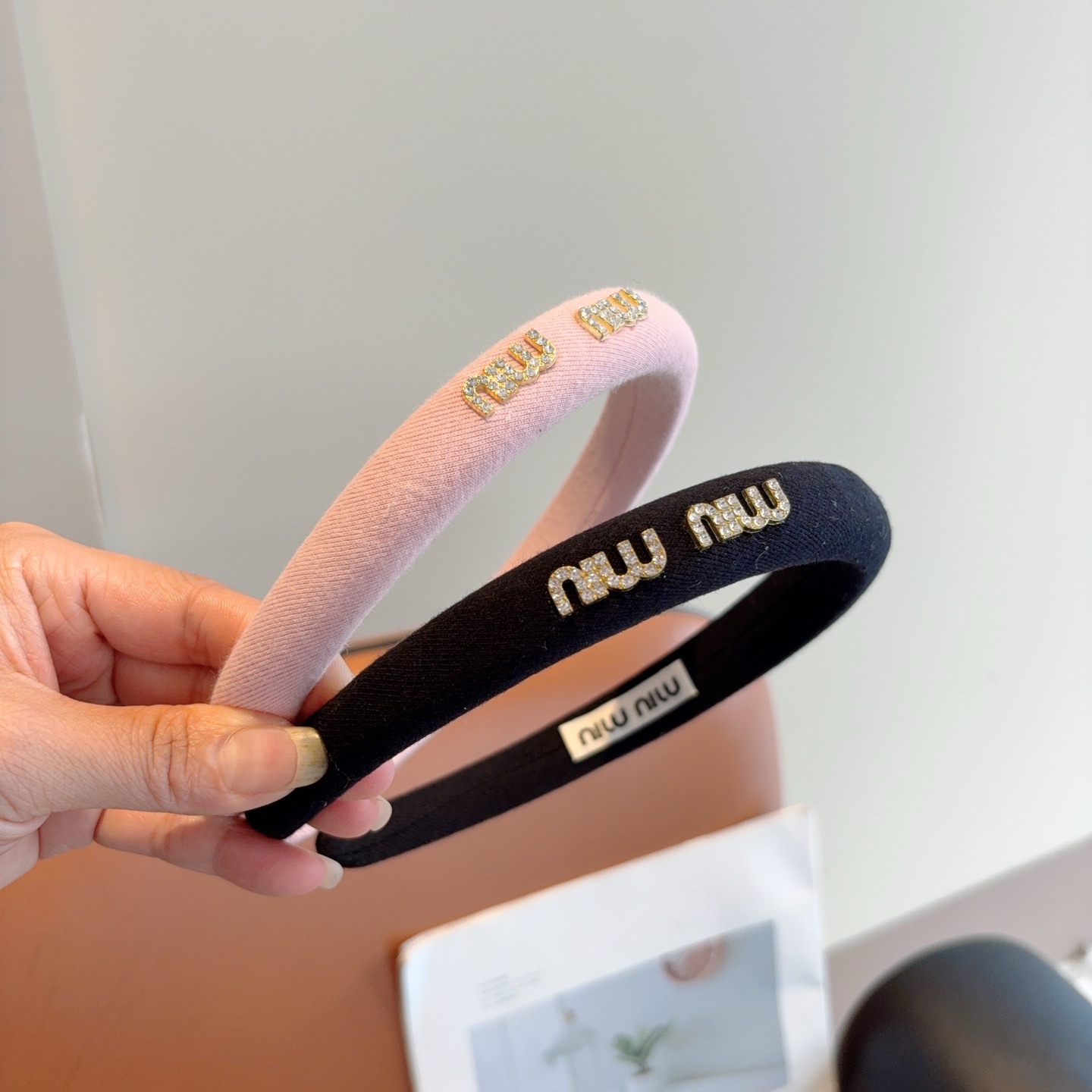 NO:618959,Comes with packaging miumiu Miu Miu's new high-end textured sponge headband and metal letter headband!  Simple, western style and texture, classic and versatile girly style hair accessories, hairpins, hairpins, miumiu, hairpins19860909配包装 miumiu 缪缪 新款高级感肌理纹海绵发箍,金属字母头箍！简约洋气显质感、经典百搭少女风发饰发夹,发夹,miumiu,hairpins,accessory