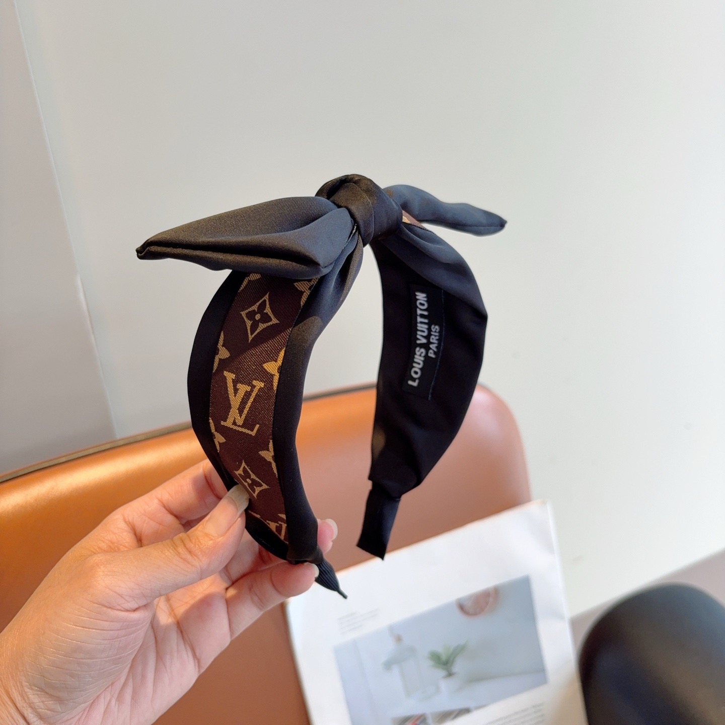 NO:618908,With packaging LV Louis Vuitton classic new presbyopia headband, fashionable wide-brimmed bow knot headband hairpin, hairpin, louis vuitton, louis vuitton, hairpins19860909配包装 LV 路易威登 经典新款老花发箍,时尚宽边蝴蝶结结头箍发夹,发夹,louis vuitton,louis vuitton,hairpins,accessory
