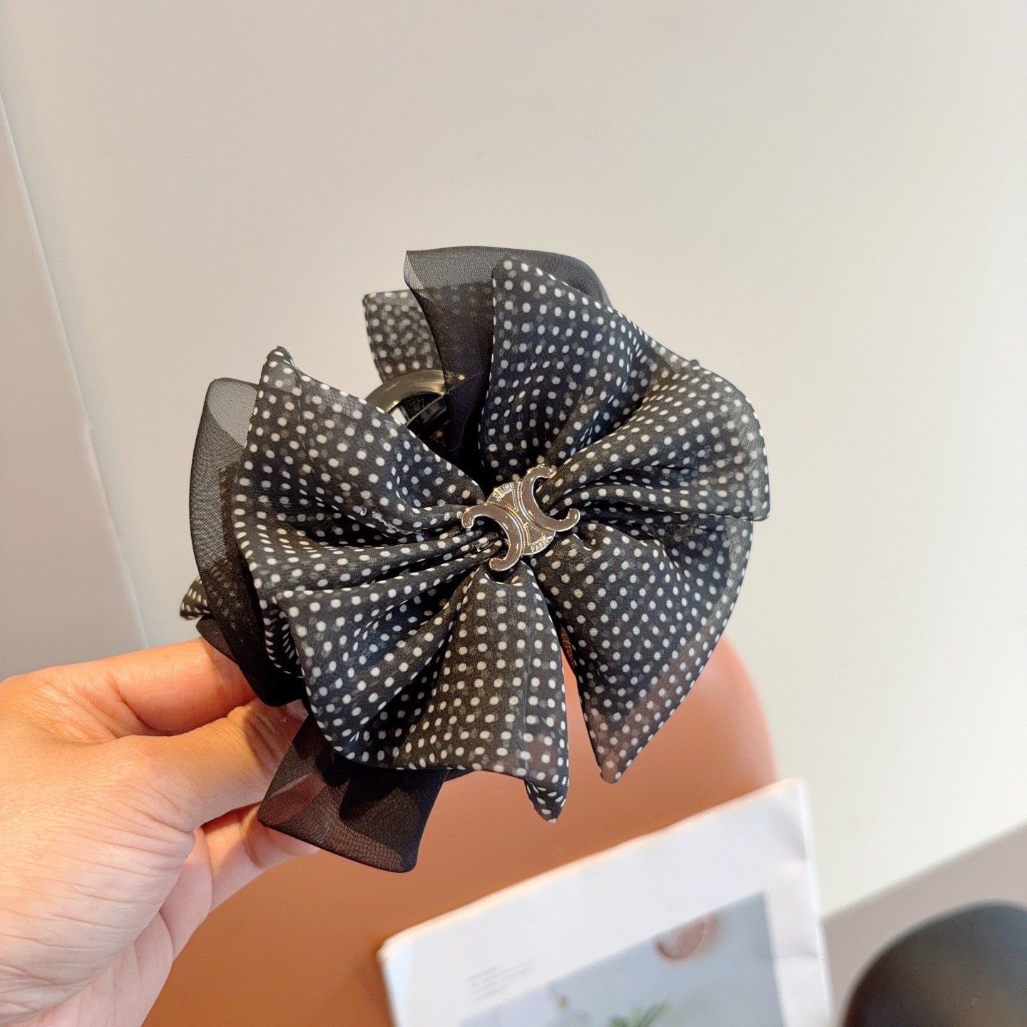 NO:618896,Comes with packaging CELINE's new Arc de Triomphe fashionable hairpin, a must-have item for goddesses, very versatile, wearing it makes you look classy. Hairpins, hairpins, celine, celine, hairpins19860909配包装 CELINE（赛琳）新款凯旋门时尚抓夹 发夹,女神必备单品,非常百搭,戴上它满满的高大上.发夹,发夹,celine,celine,hairpins,accessory