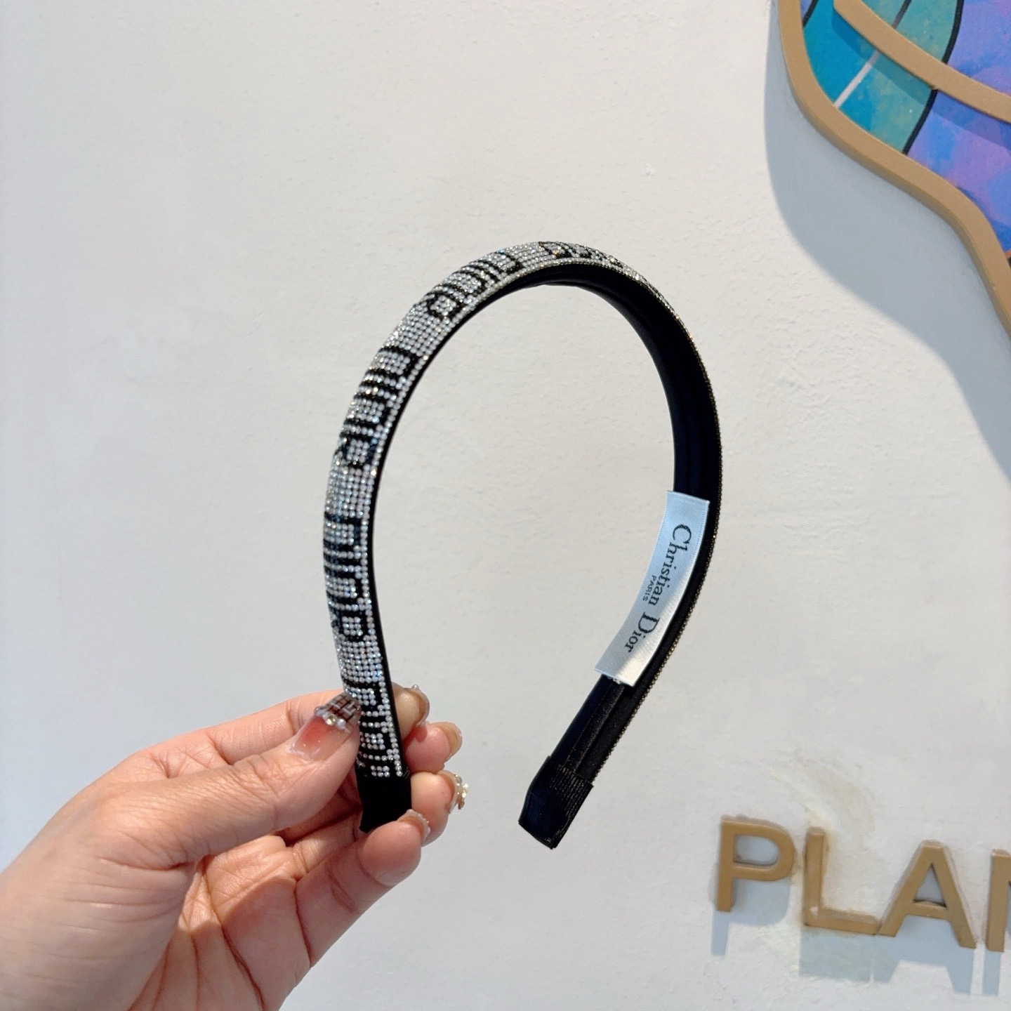 NO:618913,Comes with packaging Dior (Dior) new European and American trendy diamond headband, the same style for celebrities. It is a must-have item for goddesses. It is very versatile and fashionable. Wearing it will make you look classy. Hairpins, hairpins, dior, dior, hairpins19860909配包装 Dior（迪奥） 欧美新款潮流贴钻发箍,明星同款 女神必备单品,非常百搭,时尚潮流, 戴上它满满的高大上.发夹,发夹,dior,dior,hairpins,accessory