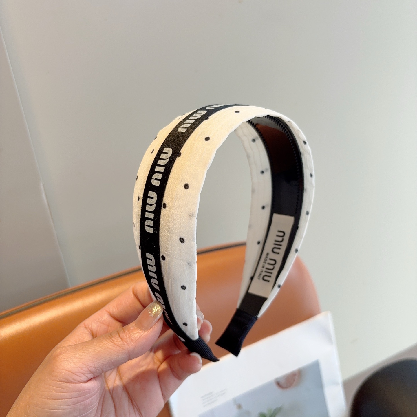 NO:618924,Comes with packaging miumiu new wide headband, beautiful letter headband!  The special fabric is very textured, classic and versatile, girly style hair accessories, hairpins, hairpins, miumiu, hairpins19860909配包装 miumiu 缪缪 新款宽版发箍,靓丽字母头箍！特制面料非常显质感、经典百搭少女风发饰发夹,发夹,miumiu,hairpins,accessory