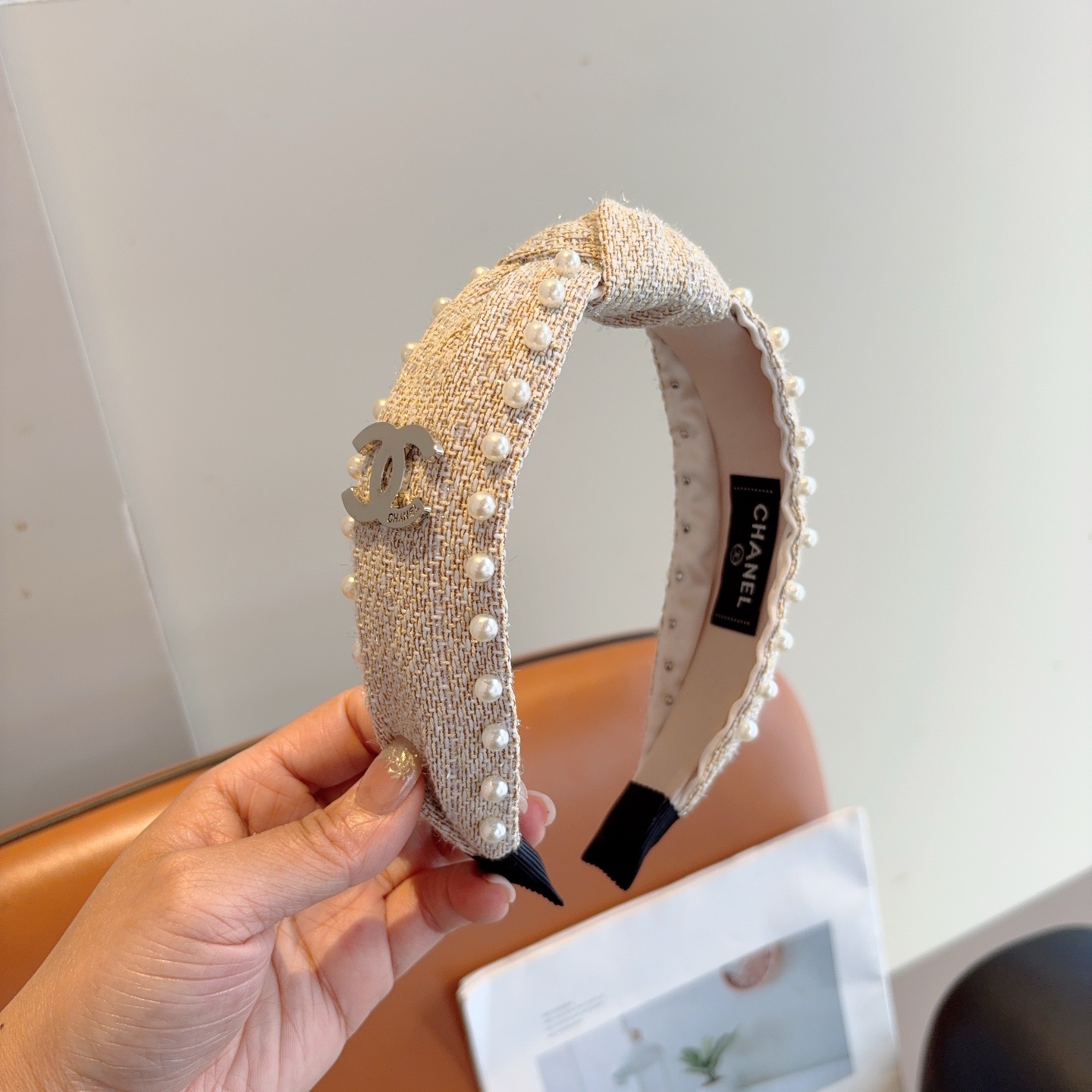 NO:618930,Comes with packaging CHANEL (Chanel) latest small fragrance style pearl headband, retro headband, recommended by Internet celebrities. With high-end materials, super exquisite, fashionable and versatile. Hairpins, hairpins, chanel, chanel, hairpins19860909配包装 CHANEL（香奈儿）最新款小香风珍珠发箍,复古头箍,网红爆款推荐 搭配高端材质,超精致,时尚百搭.发夹,发夹,chanel,chanel,hairpins,accessory