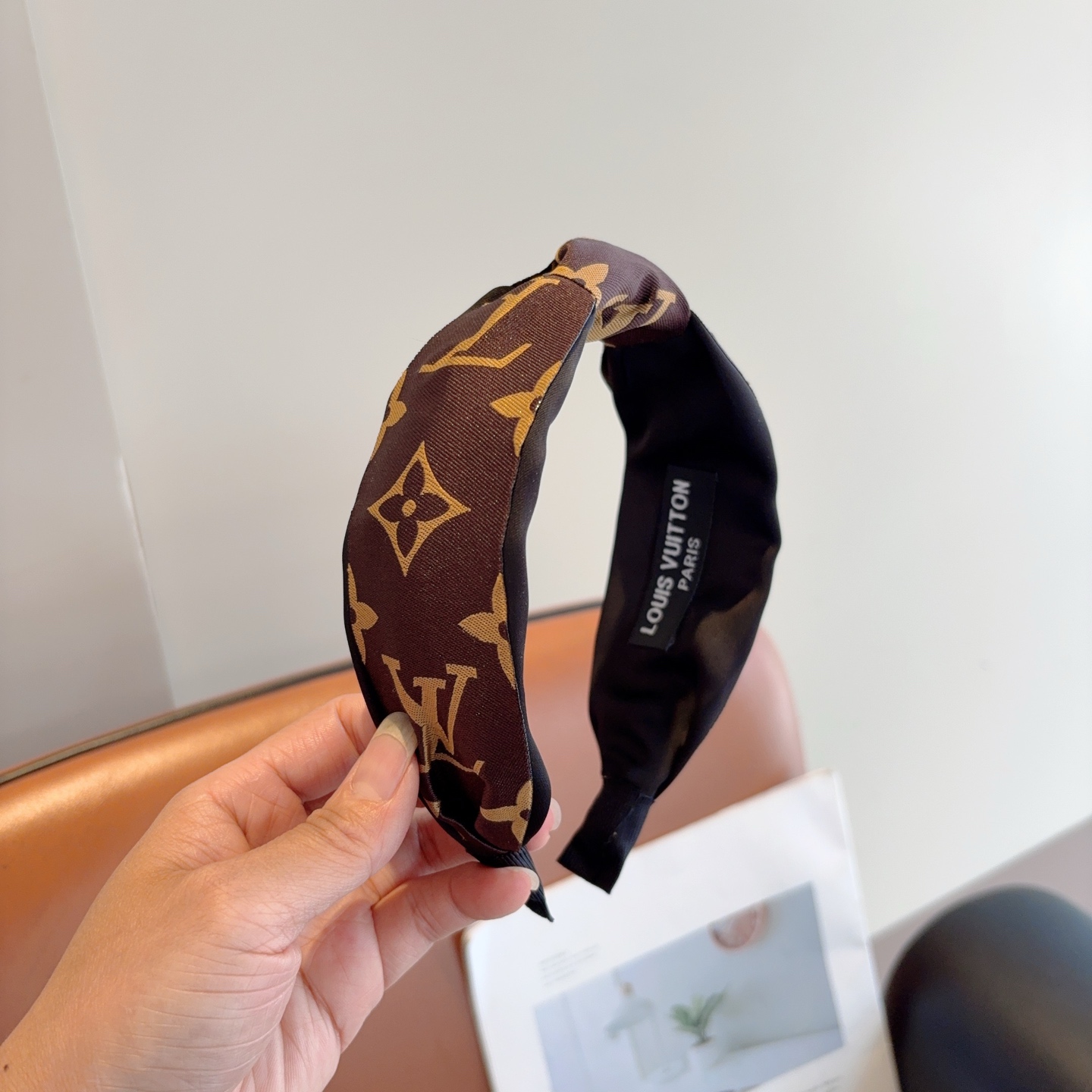 NO:618937,With packaging LV Louis Vuitton classic new presbyopic headband, fashionable wide-brimmed middle knot headband hairpin, hairpin, louis vuitton, louis vuitton, hairpins19860909配包装 LV 路易威登 经典新款老花发箍,时尚宽边中间结头箍发夹,发夹,louis vuitton,louis vuitton,hairpins,accessory
