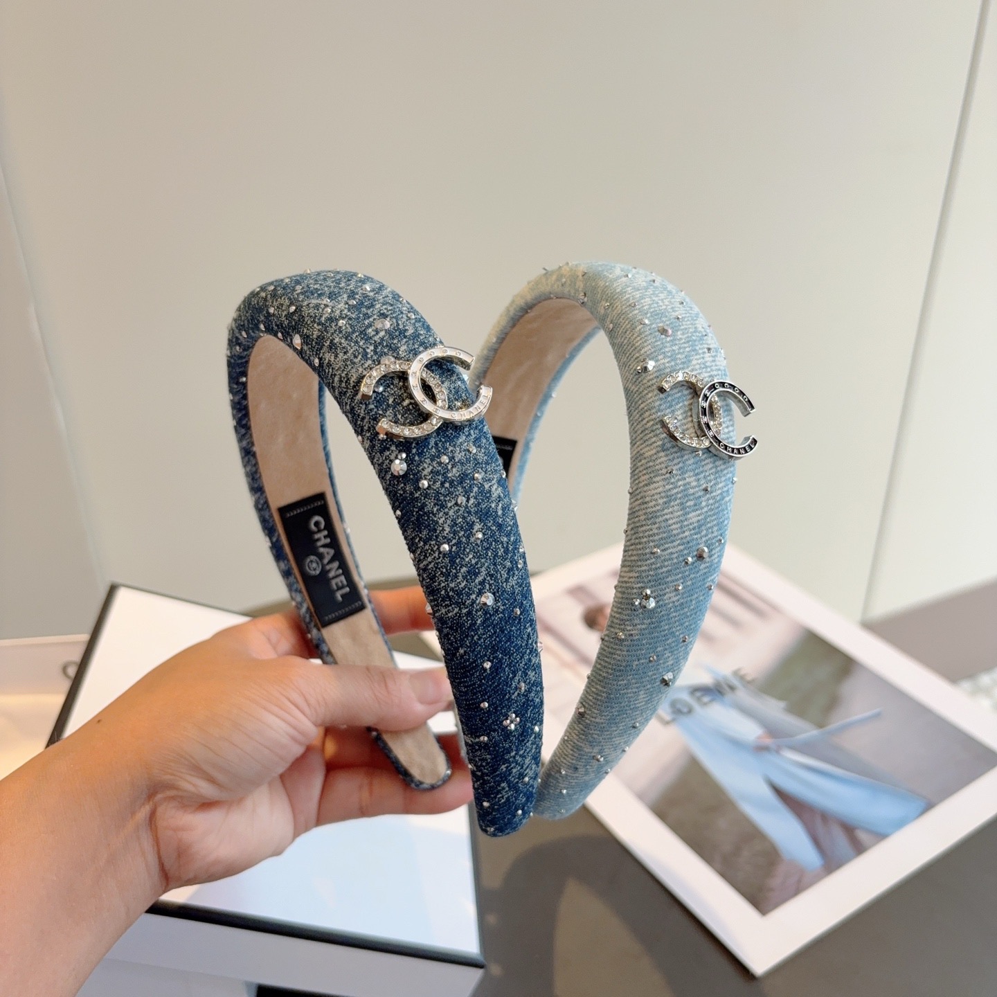 NO:618955,Comes with packaging CHANEL (Chanel) new denim headband with diamonds and small fragrance, retro headband, recommended by Internet celebrities. With high-end materials, super exquisite, fashionable and versatile. Hairpins, hairpins, chanel, chanel, hairpins19860909配包装 CHANEL（香奈儿）新款牛仔布带钻小香发箍,复古头箍,网红爆款推荐 搭配高端材质,超精致,时尚百搭.发夹,发夹,chanel,chanel,hairpins,accessory