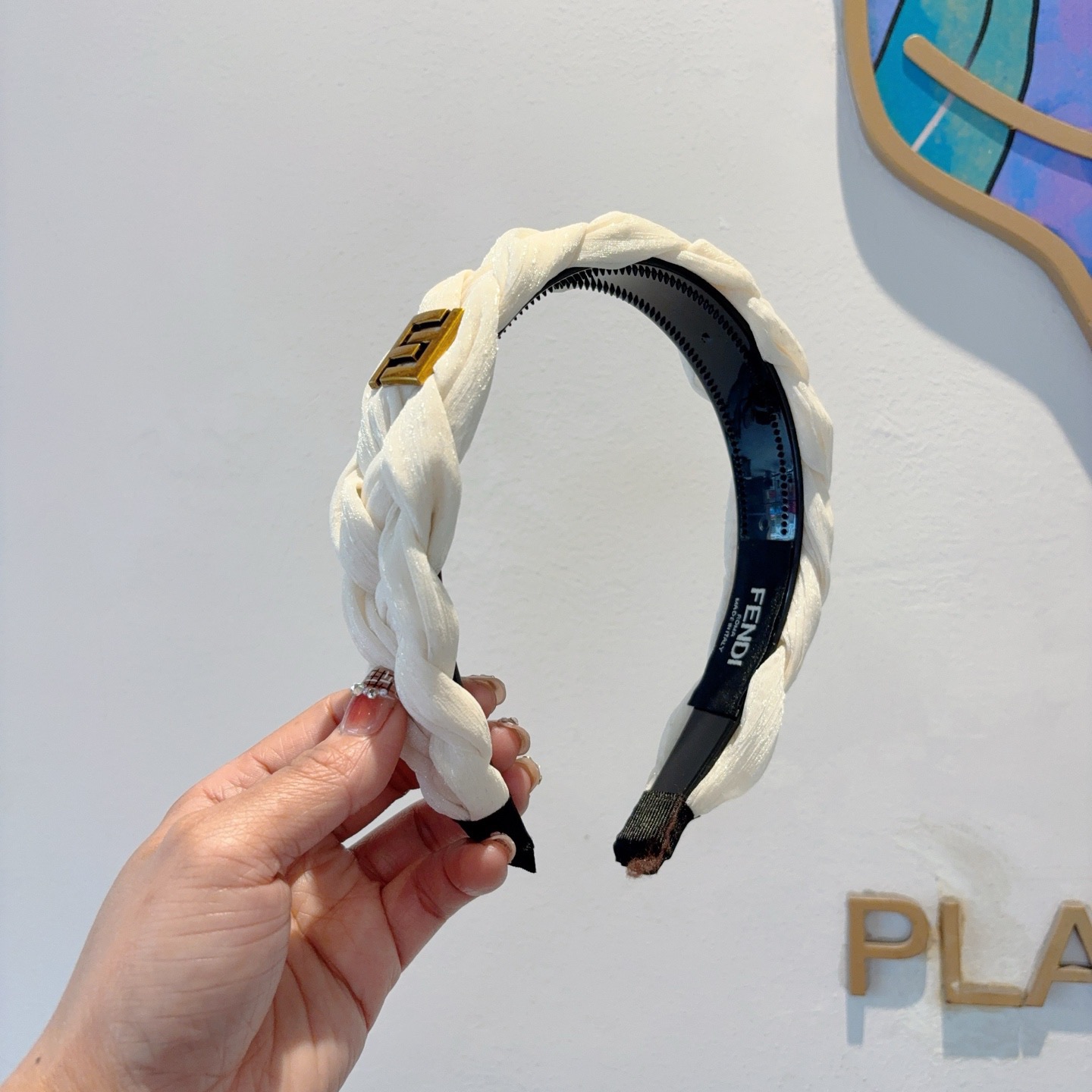 NO:618961,Comes with packaging FENDI Fendi's hot new headband, retro headband, simple and versatile, comfortable to wear, a must-have for fashionable women, super classy!  hairpins,hairpins,fendi,fendi,hairpins19860909配包装 FENDI 芬迪 火爆新款发箍,复古头箍,简约百搭, 佩带舒适 潮女必备品,超级的高大上！发夹,发夹,fendi,fendi,hairpins,accessory