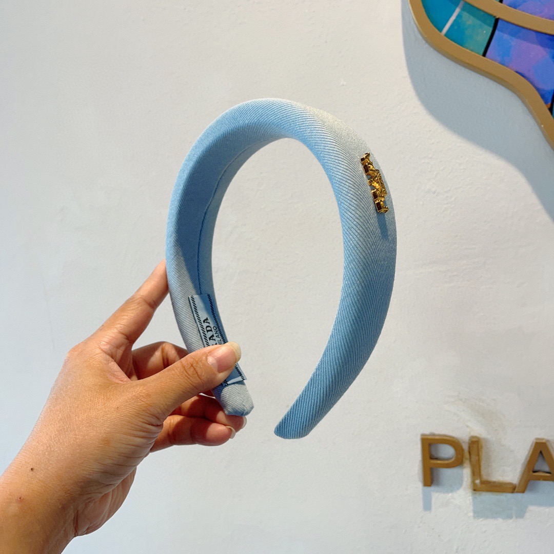 NO:618909,Comes with packaging PRADA (Prada) new trendy letter headband headband, a must-have item for the temperament goddess, very versatile, fashionable and trendy. Multiple colors available, hairpins, hairpins, prada, prada, hairpins19860909配包装 PRADA（普拉达）新款潮流字母发箍 头箍 气质女神必备单品,非常百搭,时尚潮流款.多色可选发夹,发夹,prada,prada,hairpins,accessory