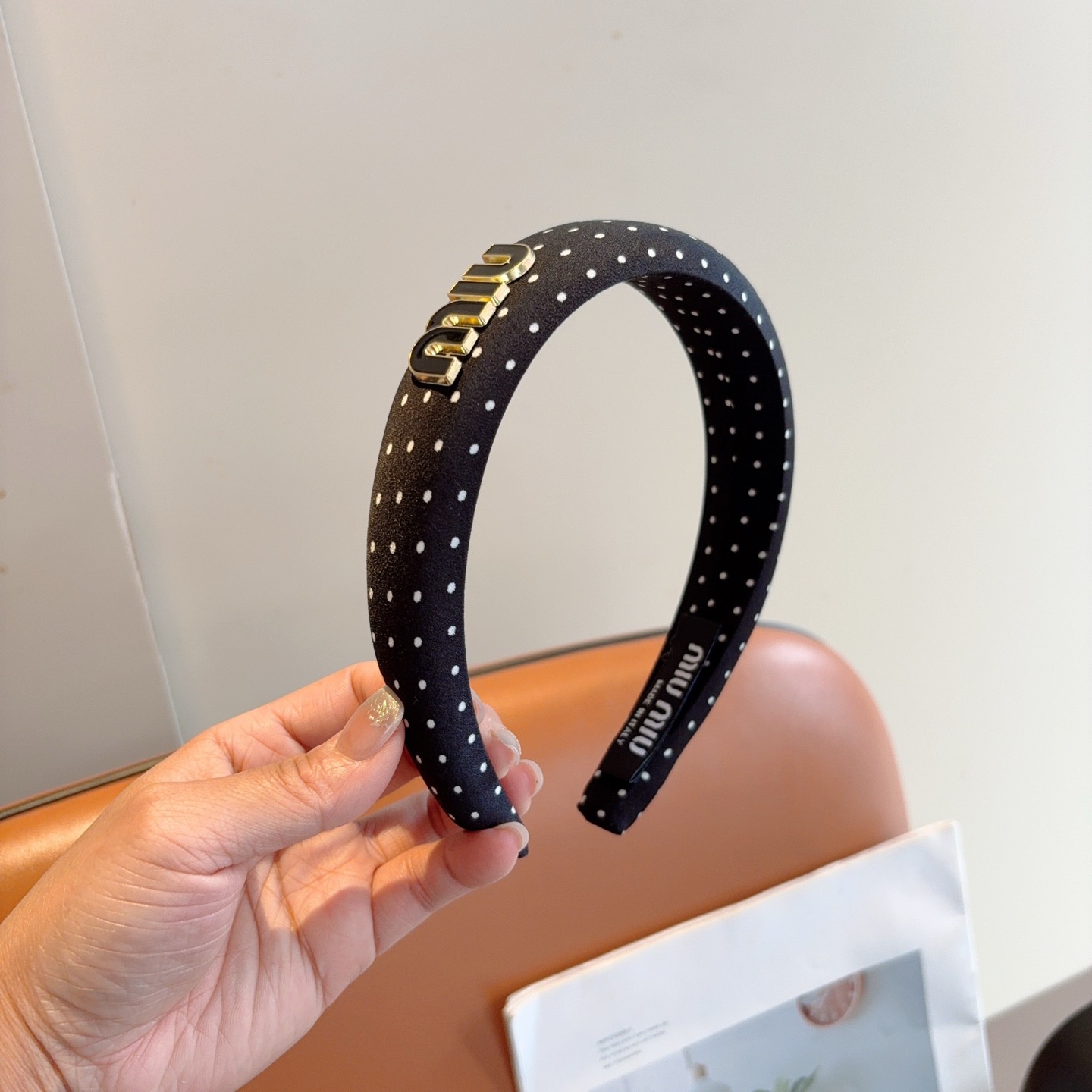 NO:618914,Comes with packaging miumiu new polka dot sponge headband, metal letter logo headband!  Specially made fabrics are simple and stylish, classic and versatile, girly style hair accessories, hairpins, hairpins, miumiu, hairpins19860909配包装 miumiu 缪缪 新款波点海绵发箍,金属字母logo头箍！特制面料简约洋气显质感、经典百搭少女风发饰发夹,发夹,miumiu,hairpins,accessory