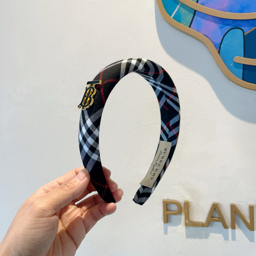 NO:618920,Comes with packaging BURBERRY autumn and winter classic new headband, customer-supplied fabrics, all details are shot in real time!  Very attractive and versatile, suitable for various occasions!  hairpins,hairpins,burberry,burberry,hairpins19860909配包装 巴宝莉BURBERRY 秋冬经典新款发箍,客供面料 细节全部实拍！非常耐看又百搭、适合各种场合搭配！发夹,发夹,burberry,burberry,hairpins,accessory