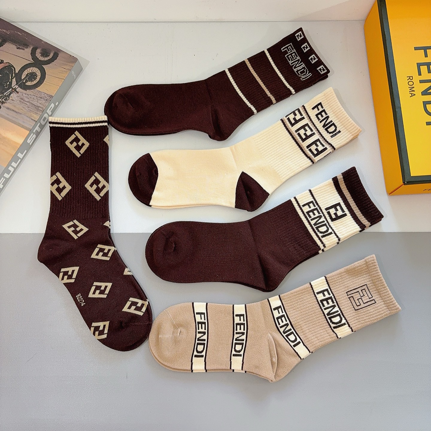 配包装【一盒5双】FENDI芬迪高版本 ～经典款芬迪长筒袜子🔥超级柔软🔥🔥潮人必不能少的FENDI专柜代