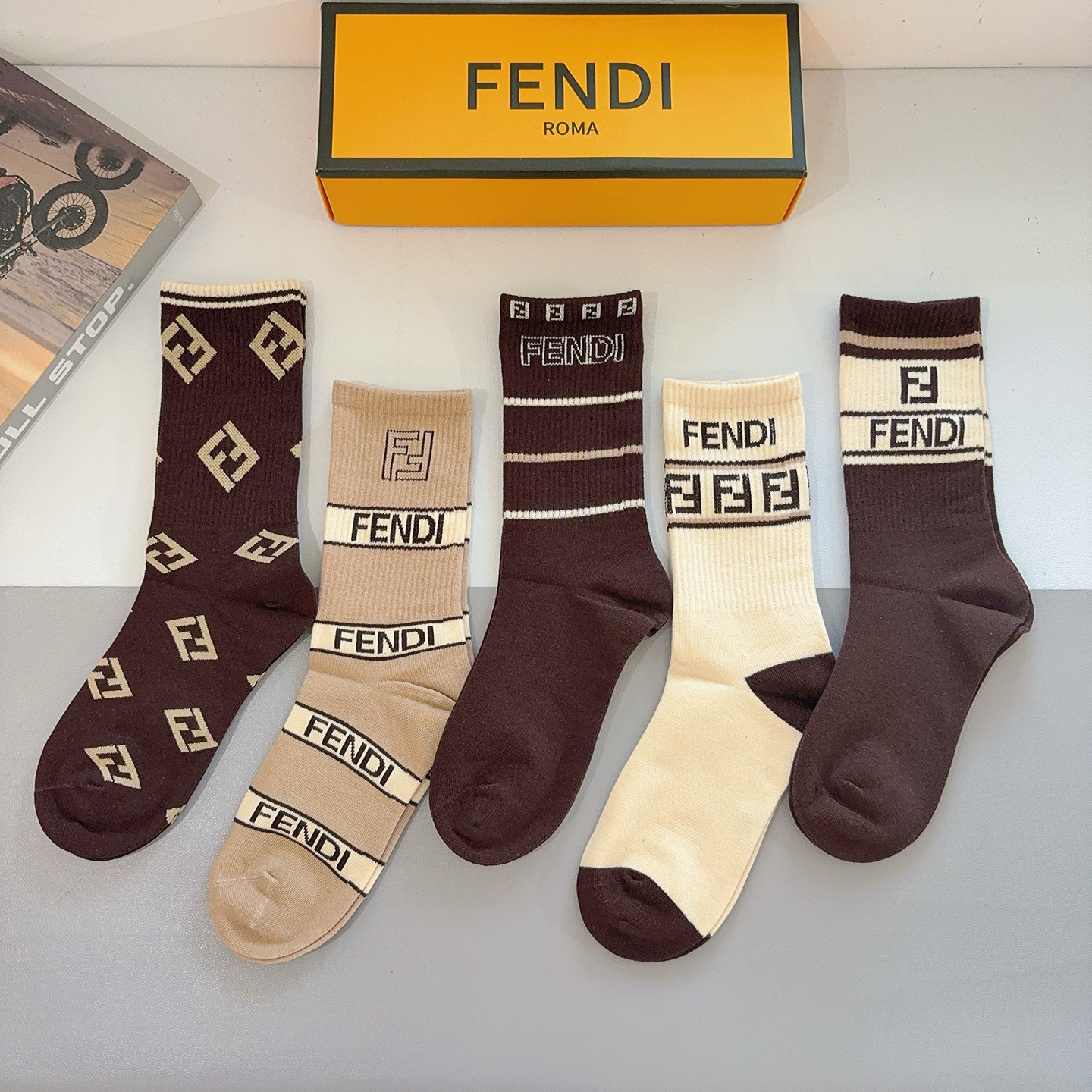 配包装【一盒5双】FENDI芬迪高版本 ～经典款芬迪长筒袜子🔥超级柔软🔥🔥潮人必不能少的FENDI专柜代