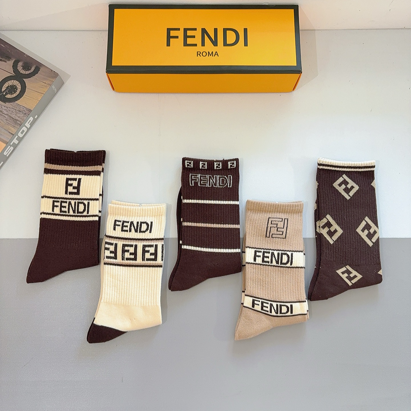 配包装【一盒5双】FENDI芬迪高版本 ～经典款芬迪长筒袜子🔥超级柔软🔥🔥潮人必不能少的FENDI专柜代