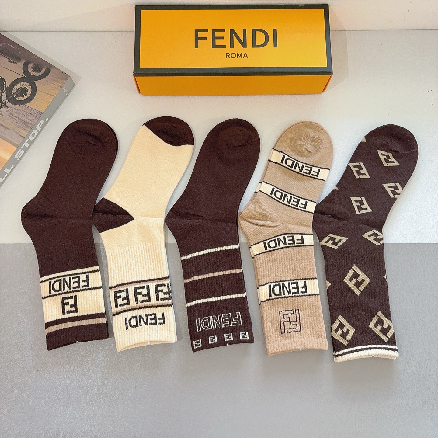 配包装【一盒5双】FENDI芬迪高版本 ～经典款芬迪长筒袜子🔥超级柔软🔥🔥潮人必不能少的FENDI专柜代