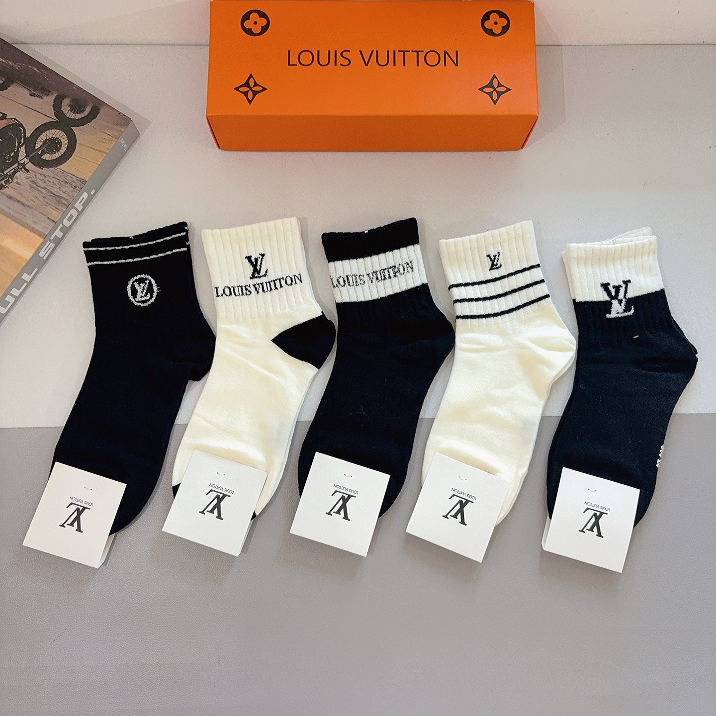 配包装（一盒5双） 🌟 LV 路易威登袜子 超火爆小单品，经典字母logo中筒袜，个性时尚百搭款，你值得