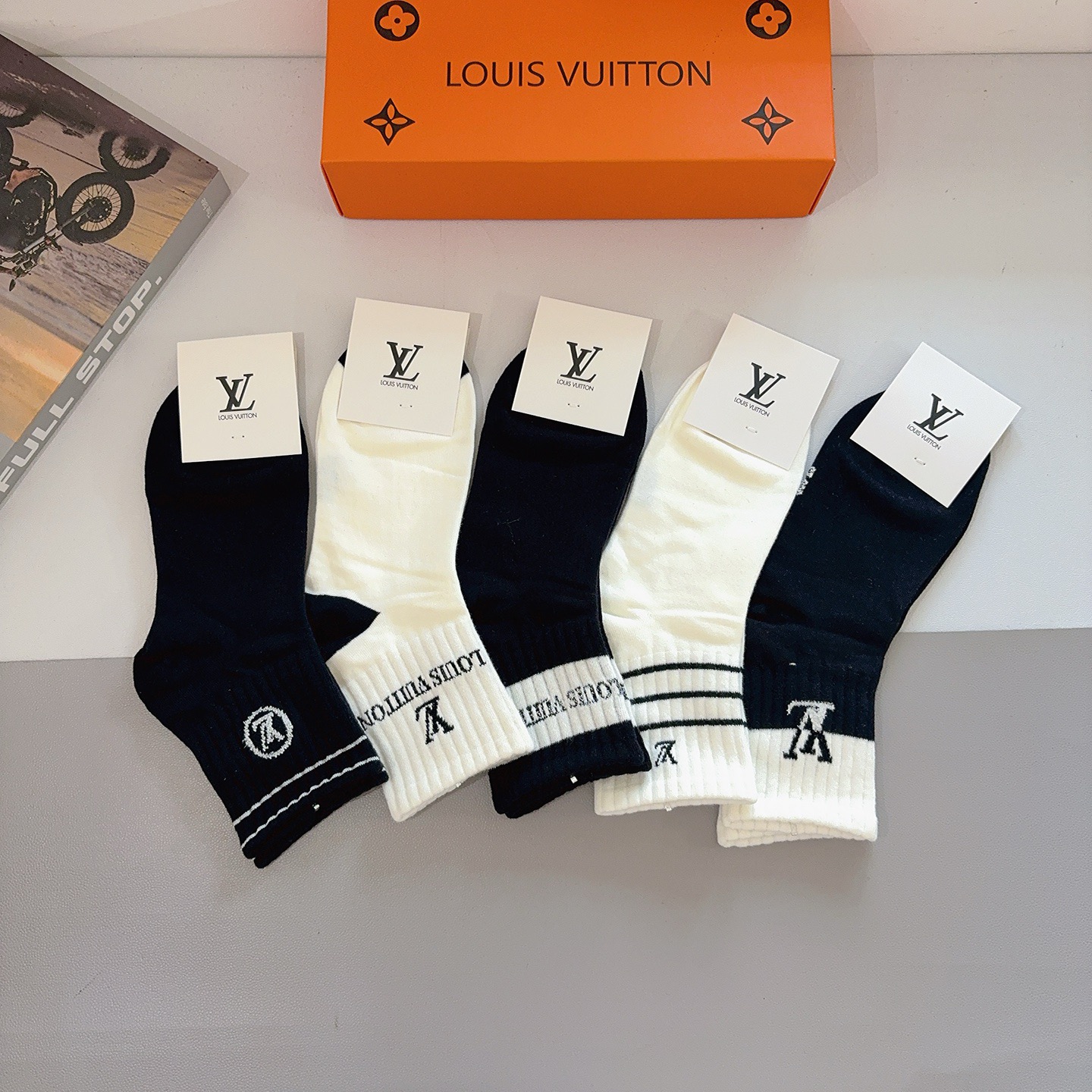 配包装（一盒5双） 🌟 LV 路易威登袜子 超火爆小单品，经典字母logo中筒袜，个性时尚百搭款，你值得