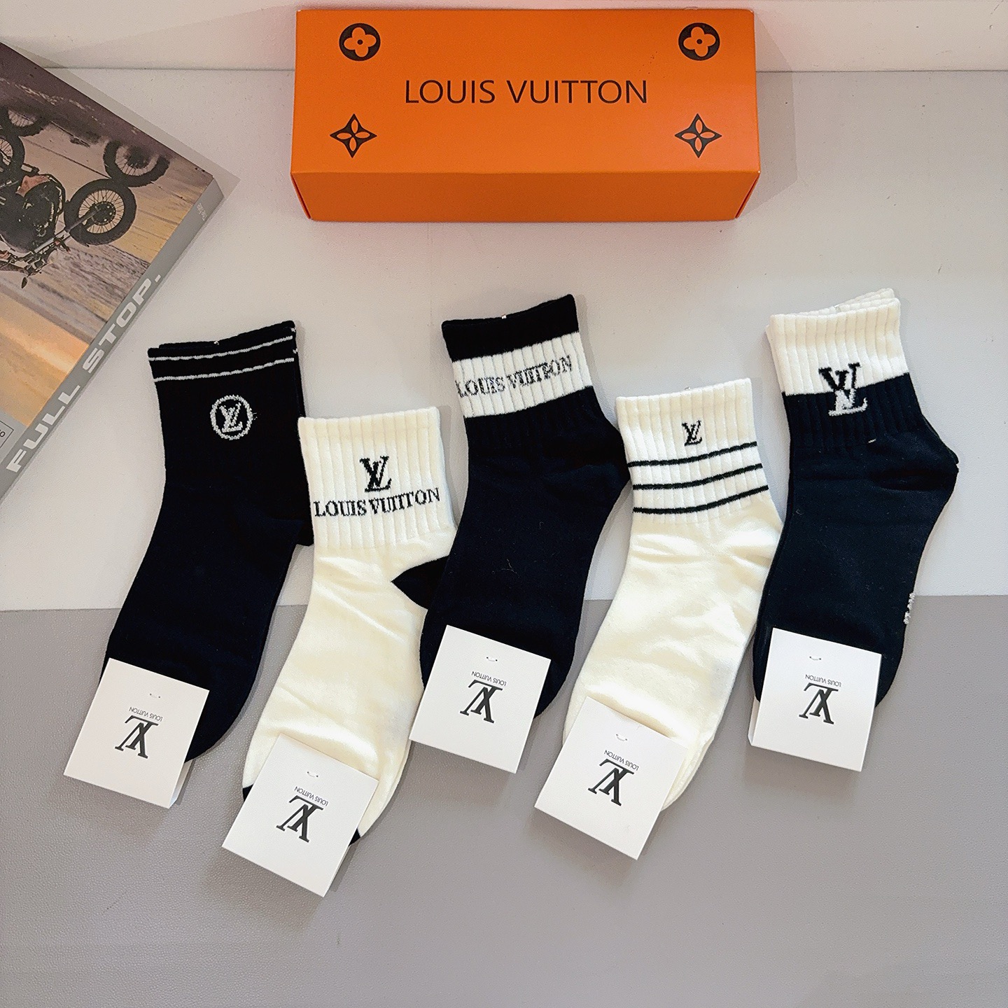 配包装（一盒5双） 🌟 LV 路易威登袜子 超火爆小单品，经典字母logo中筒袜，个性时尚百搭款，你值得